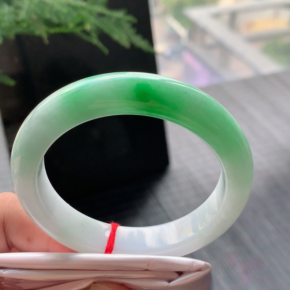 正圈冰糯阳绿 无瑕 尺寸:54.8/12.4/8.9 版型好