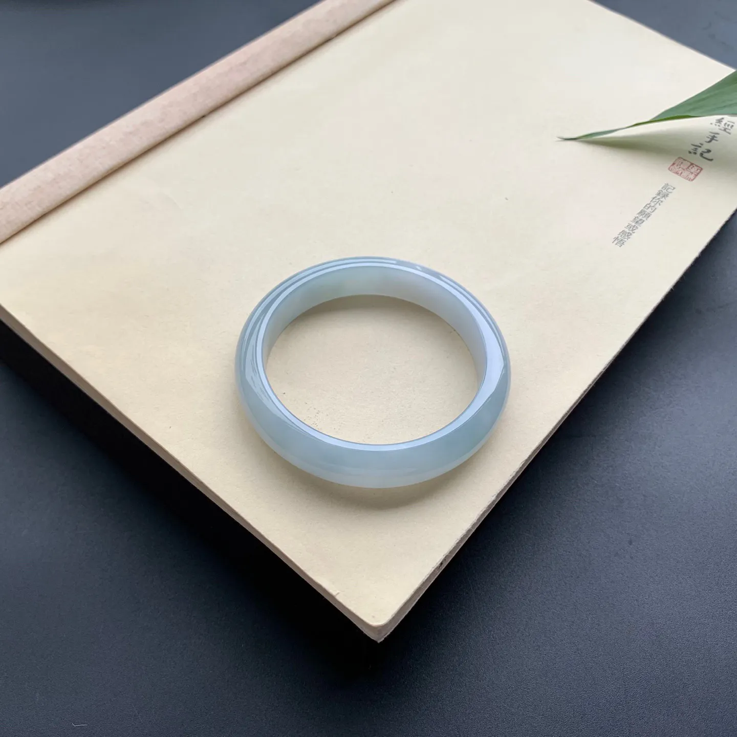 56.3圈口蓝底正圈手镯 尺寸：56.3-11.6-7.5，无纹裂，细腻起胶，水润光滑