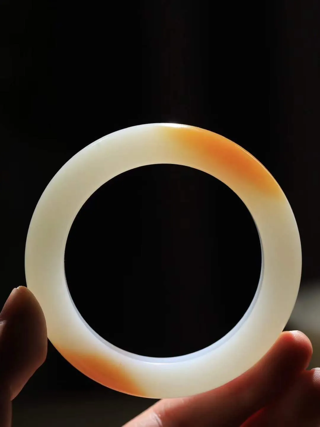 【婉约佳人.手镯】

典藏级臻品️和田玉糖白玉手镯 玉质温润细腻 油性十足 手感舒适，高华雅逸，线条流畅，简约大气，美自天成，素雅高贵。佩戴于腕间，婉约之美，举手投足间透出那份低调奢华。重75.5克 内径55mm  尺寸13.7-10.8mm   FDA-691101031