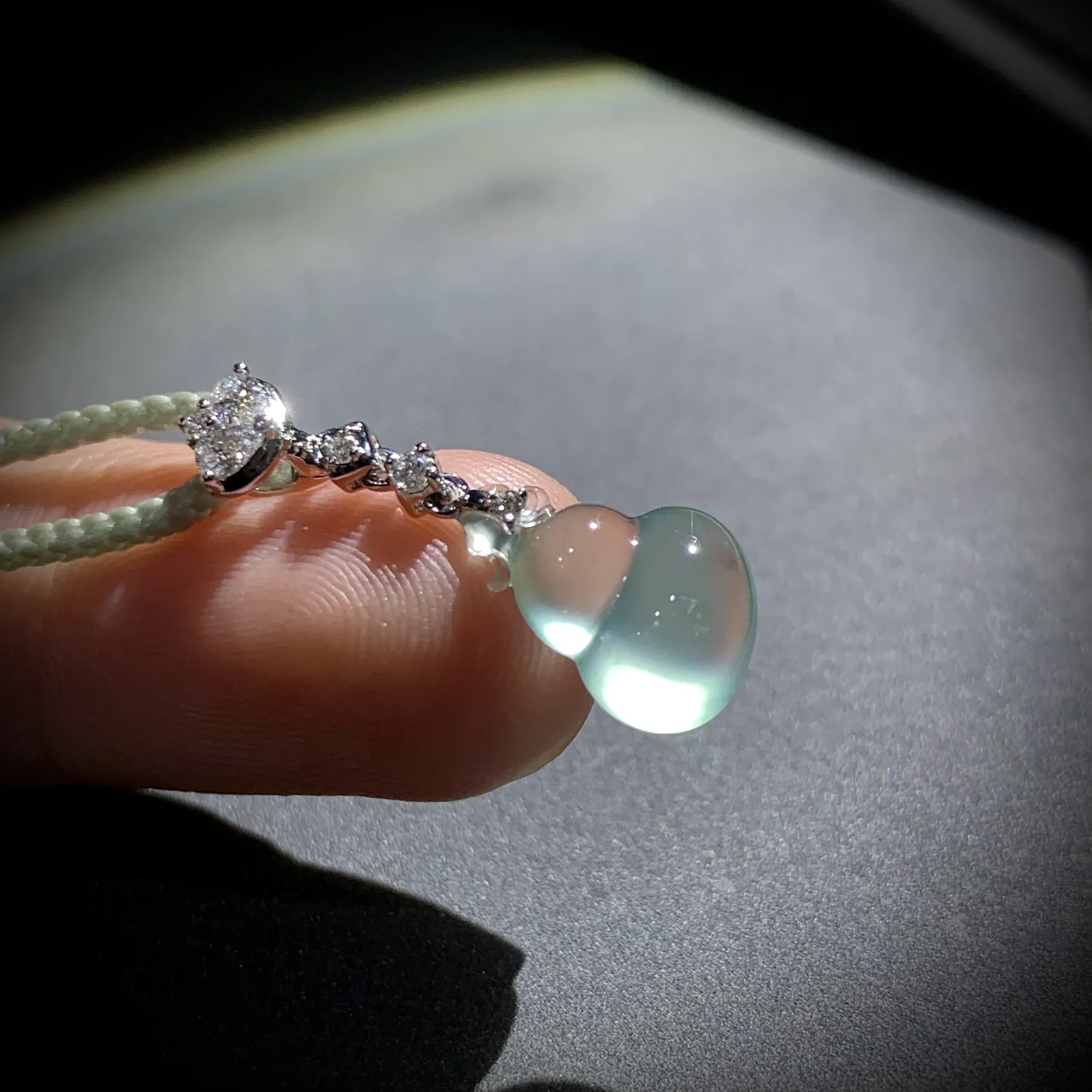 葫芦，25-裸石约12.8-8.5-5mm，
18K金，南非钻，