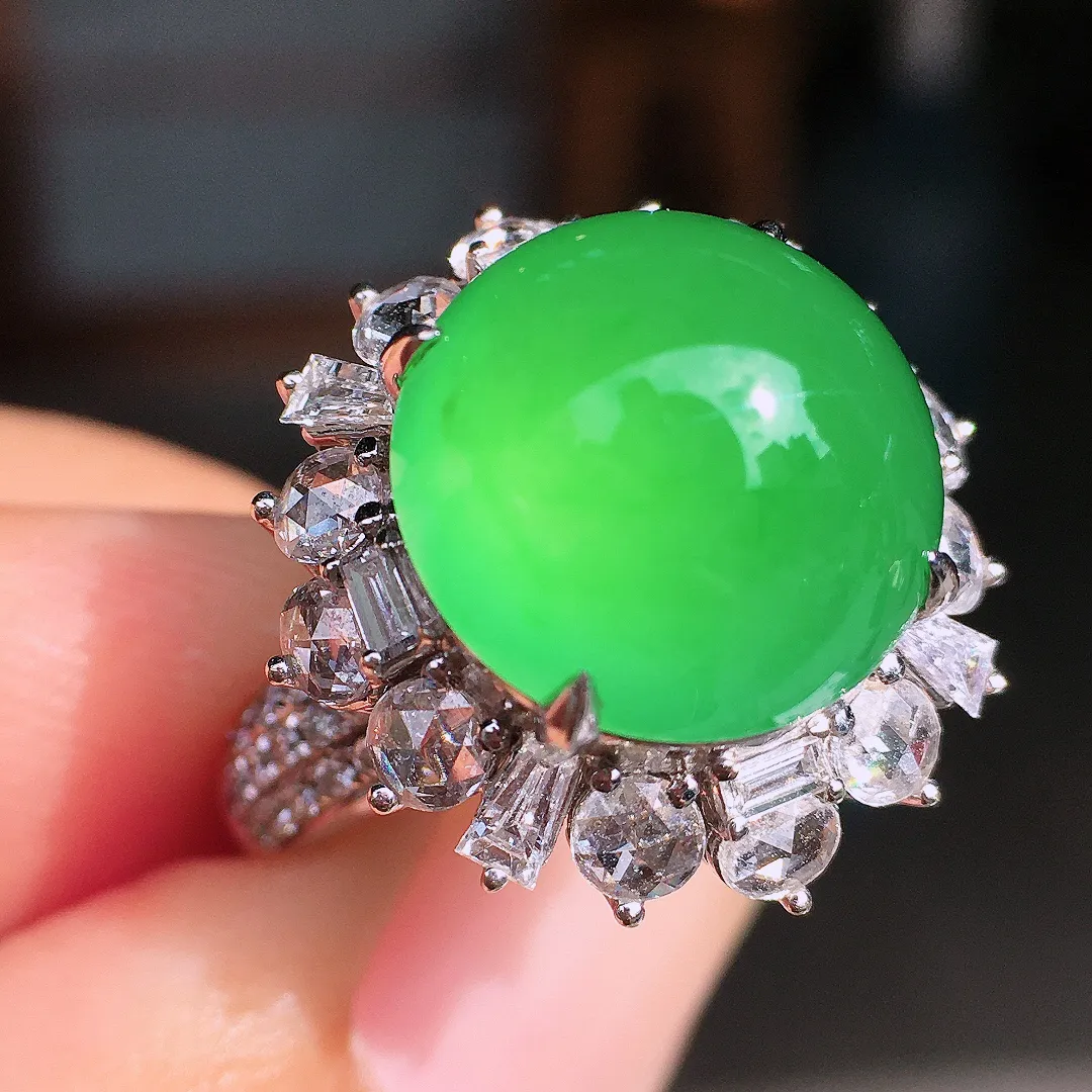 阳绿蛋面戒指，色泽均匀艳丽，玉质细腻，荧光感超
强，饱满圆润，尽显优雅气质，18k
金豪华镶嵌