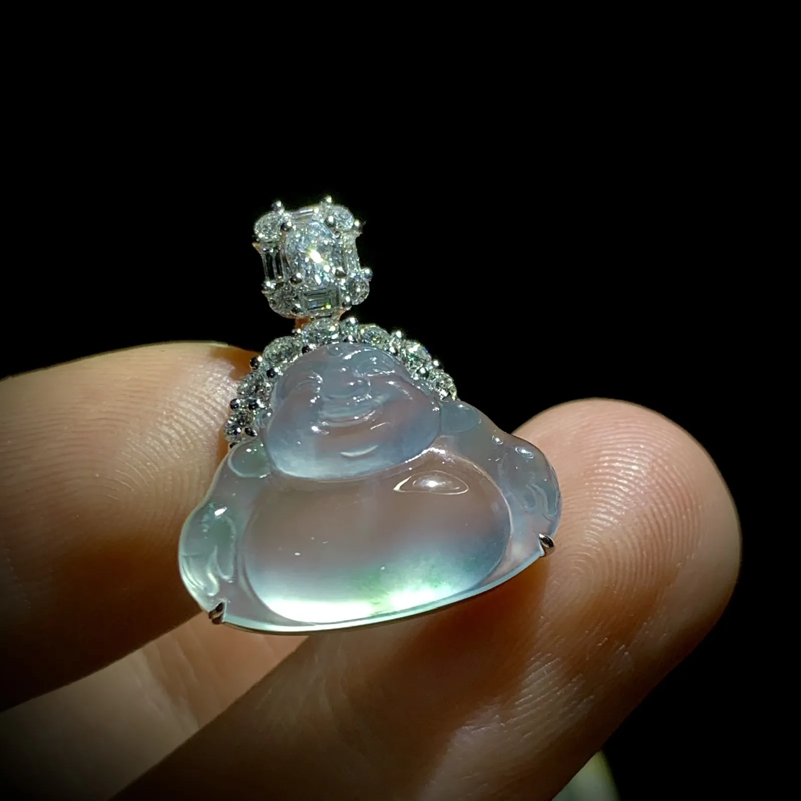 【镶嵌新品】，笑口常开弥勒佛，
裸石约18.6-13.5-5mm，
整体18.6-22-6.6mm，
18K金，南非钻，