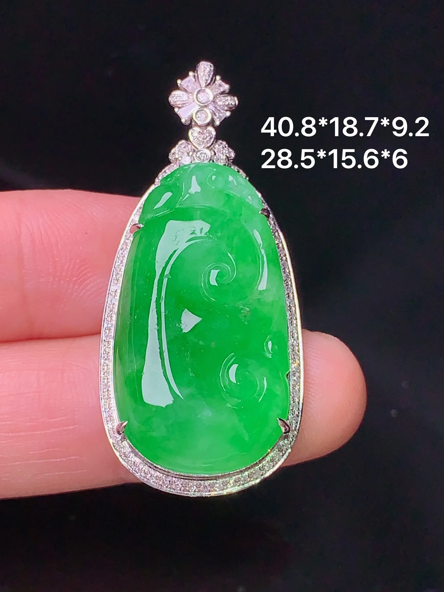 18k金钻镶嵌翠绿如意吊坠 玉质细腻 色泽清新艳丽 整体尺寸40.8*18.7*9.2