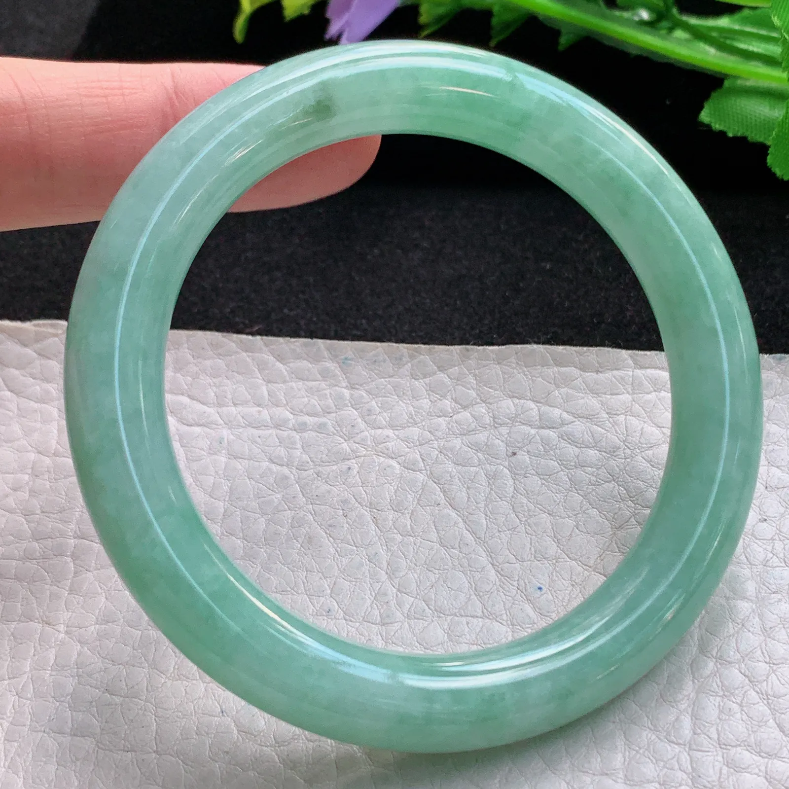 n自然光56*9.6*9.8美人镯 缅甸翡翠a货精美满绿圆条玉手镯 玉手环