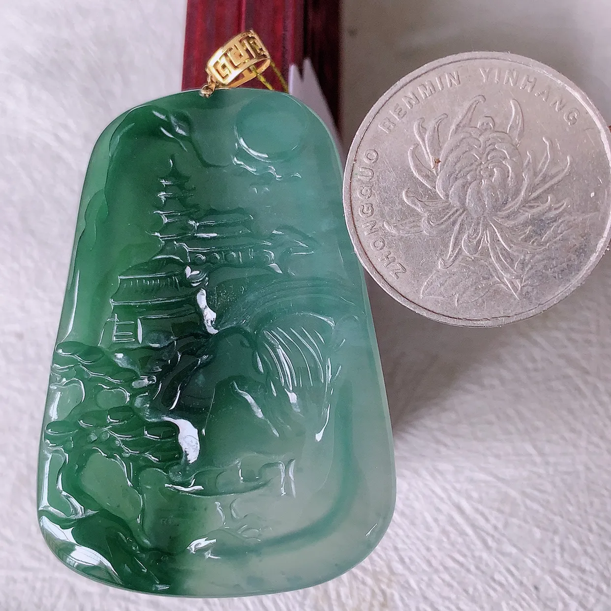 自然光实拍，18K金镶嵌冰种飘花翡翠山水牌吊坠，立体生动形象，山水素材布局合理，意境感佳，佩戴上身效果更高贵 #35.10整体59裸石52*36.5*4.5