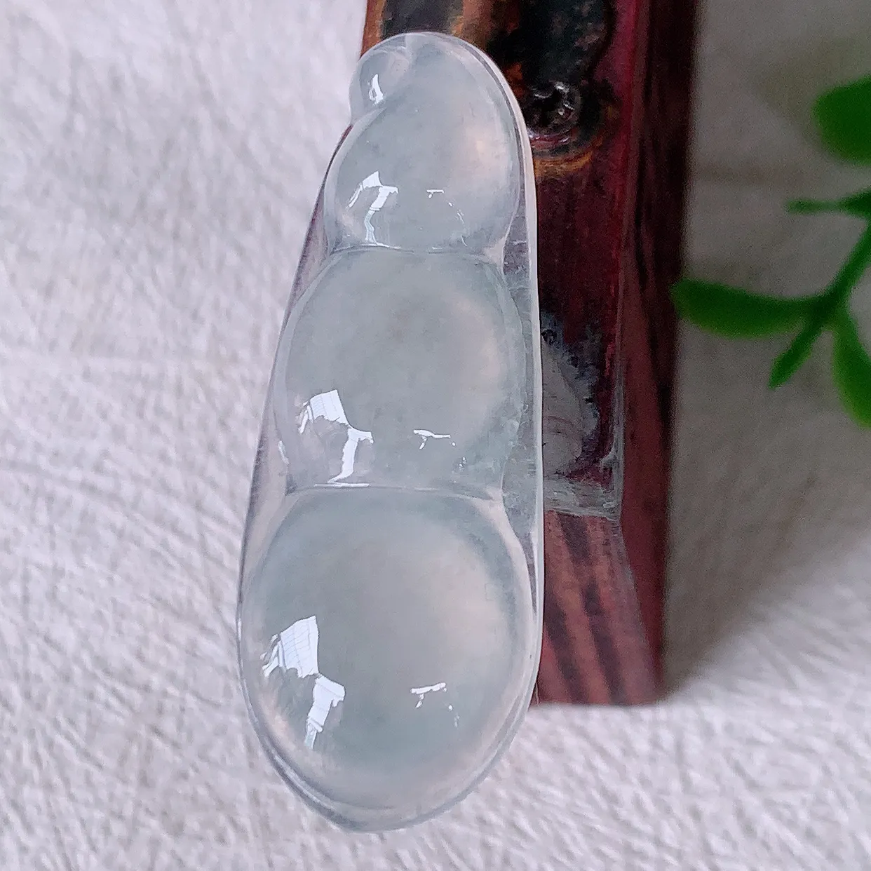 自然光实拍，冰种翡翠四季豆吊坠，平安豆福豆玉坠，冰润通透，豆粒饱满，寓意：豆蔻年华！#01.10