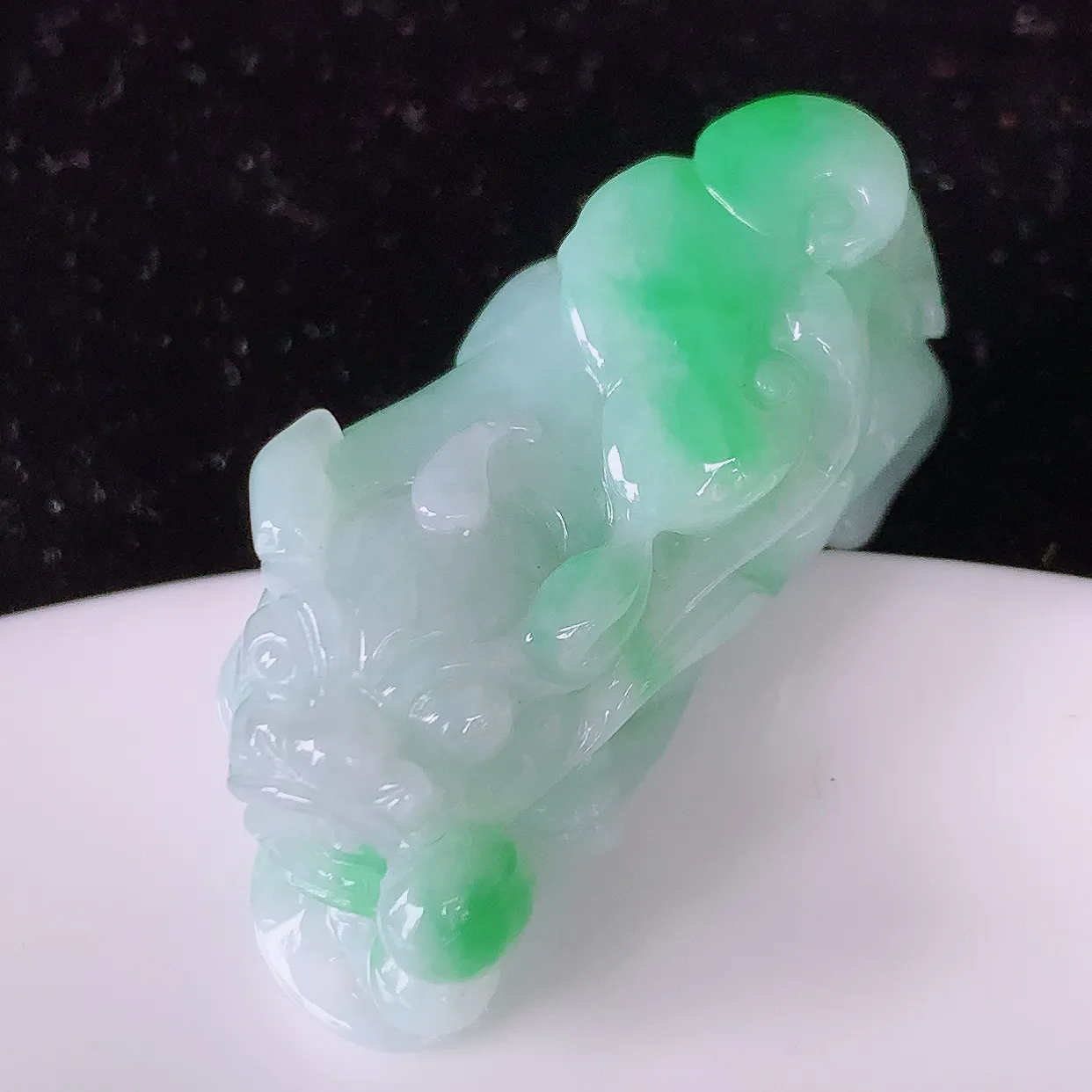 自然光实拍，冰润飘绿翡翠招财貔貅吊坠，民间有“一摸貔貅运程旺盛，再摸貔貅财运滚滚，三摸貔貅平步青云 ”的美好祝愿。#81.10