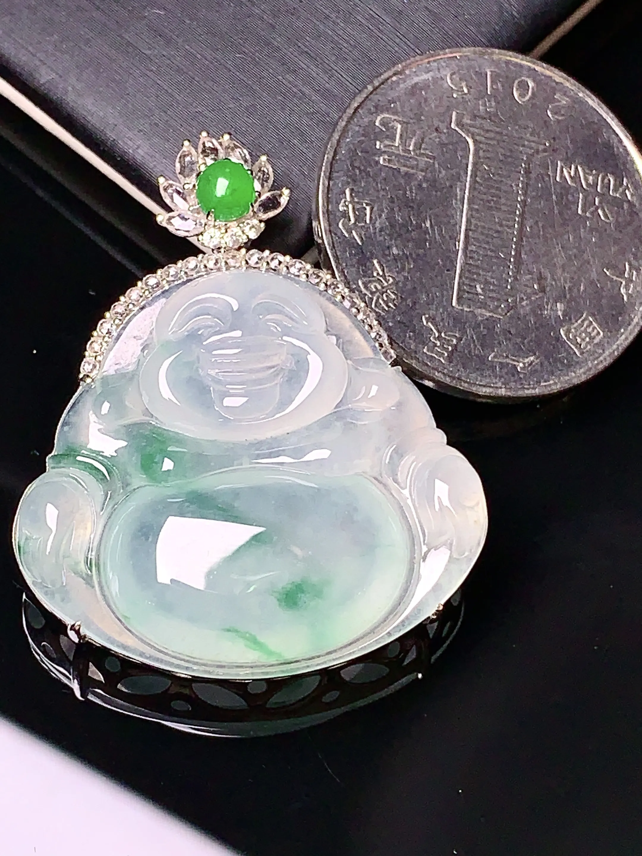 18k金钻镶嵌飘绿佛公吊坠 玉质细腻 色泽清新艳丽 整体尺寸35.8*29*8.5