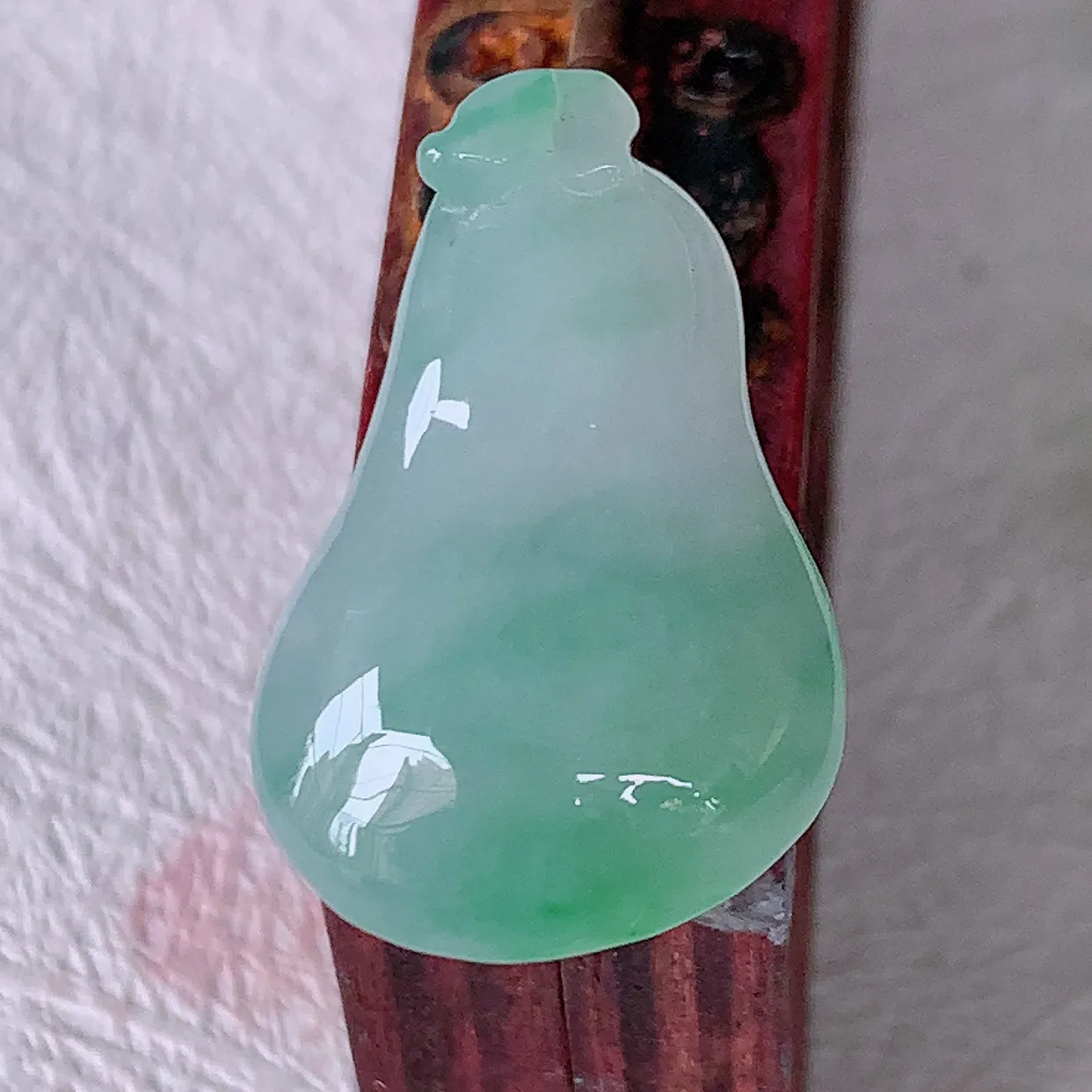 自然光实拍，冰种飘绿翡翠招财福瓜吊坠，精美饱满福瓜，种水足，形态圆润饱满，福相十足 ！#46.10