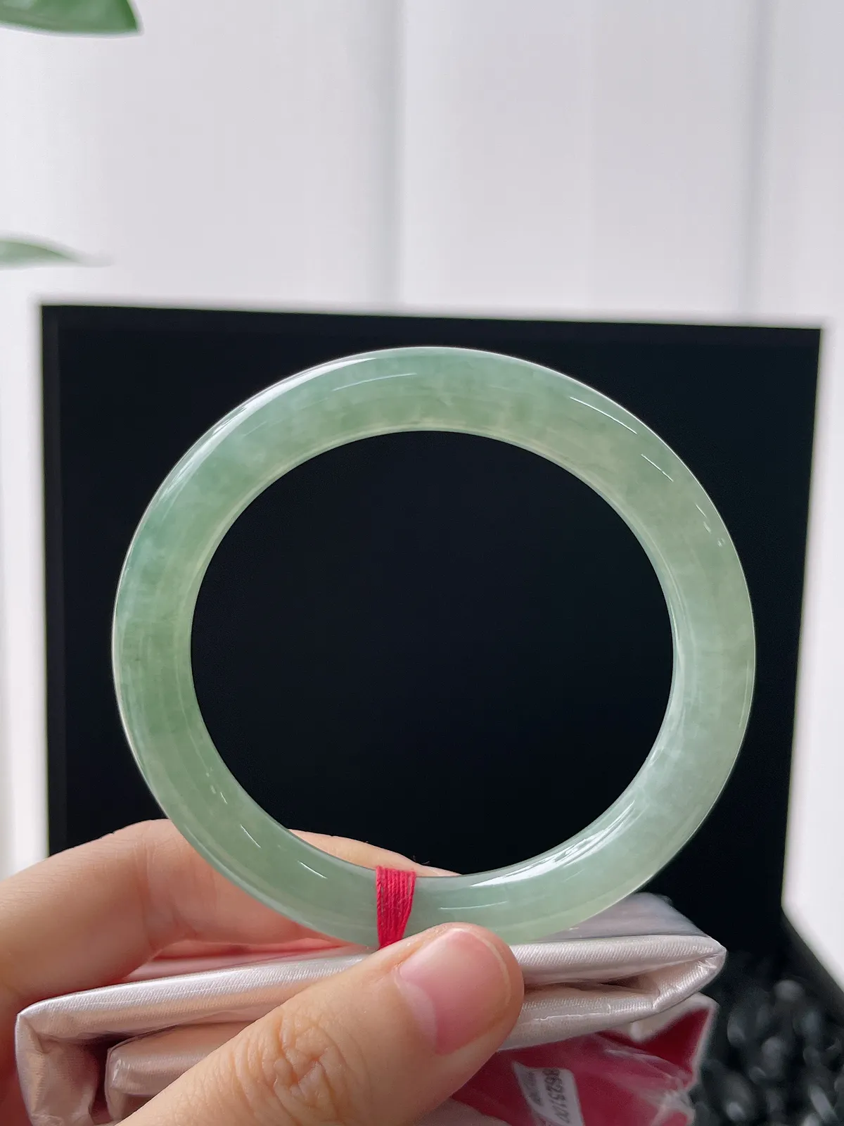 圆镯53.2圈口，翡翠冰糯种淡绿色手镯