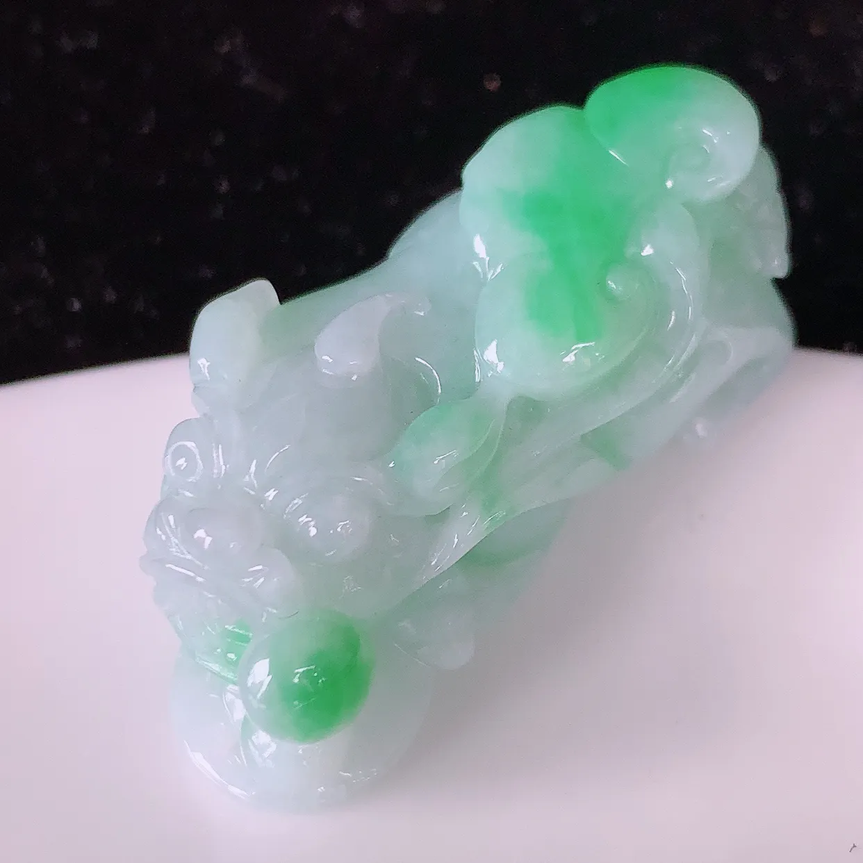 自然光实拍，冰润飘绿翡翠招财貔貅吊坠，民间有“一摸貔貅运程旺盛，再摸貔貅财运滚滚，三摸貔貅平步青云 