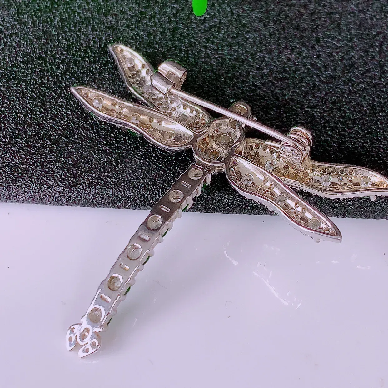 冰透满绿翡翠925银镶嵌蜻蜓胸针，自然光实拍，翠色灵动，颜色漂亮，种老水足，品相佳，佩戴佳品！#97.10整体45.5-37-8裸石2*2