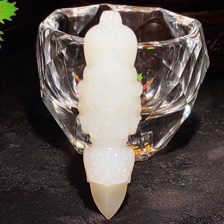 新疆和田玉羊脂白不动明王降魔杵挂件。尺寸66/20/20重30克。白度一级。无裂无杂无结构。玉质细腻油润。手推出油。佩戴高端典雅。lt251111