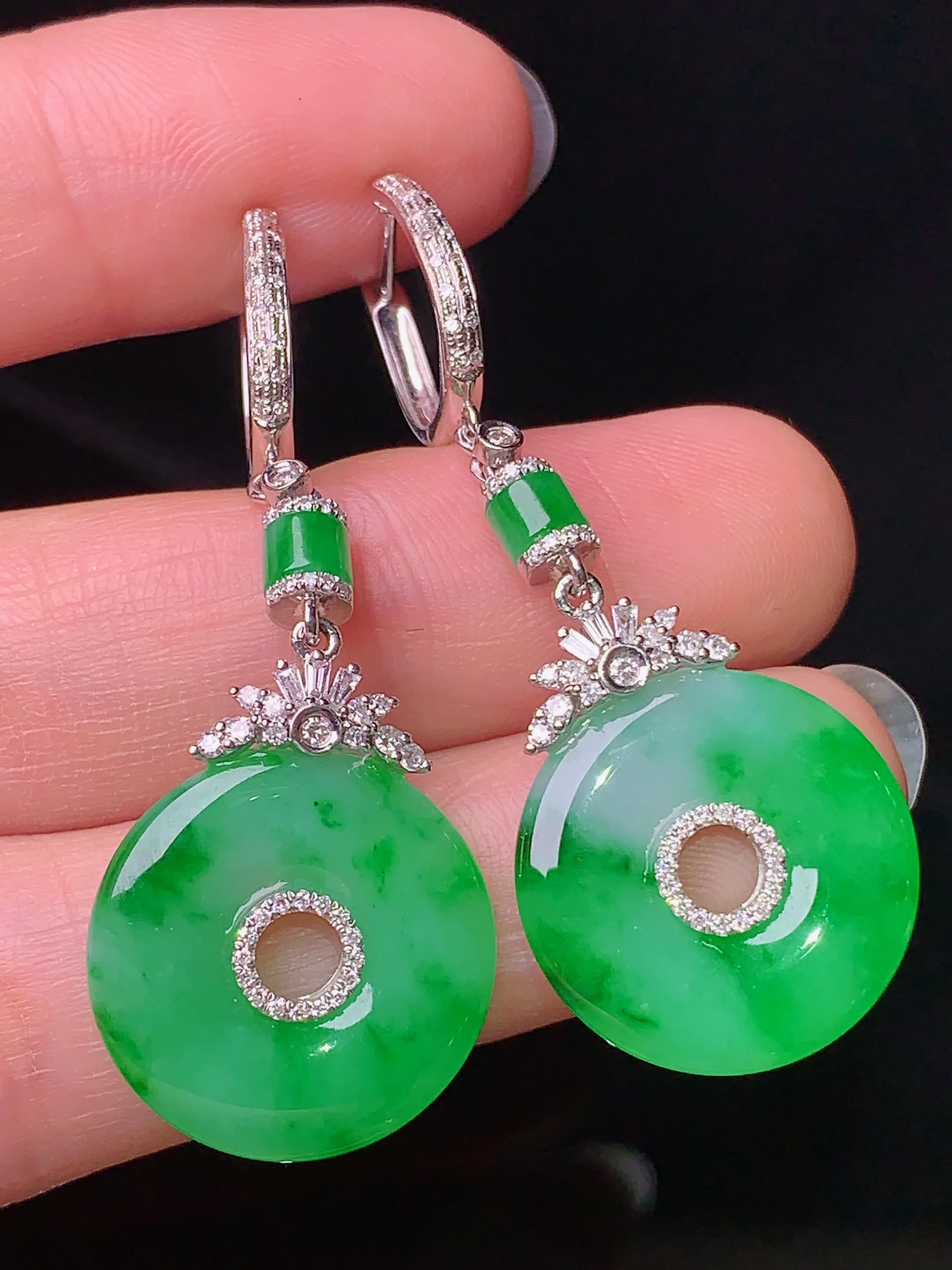 18k金钻镶嵌翠绿平安扣吊坠 玉质细腻 色泽清新艳丽 整体尺寸46.3*17.3*3