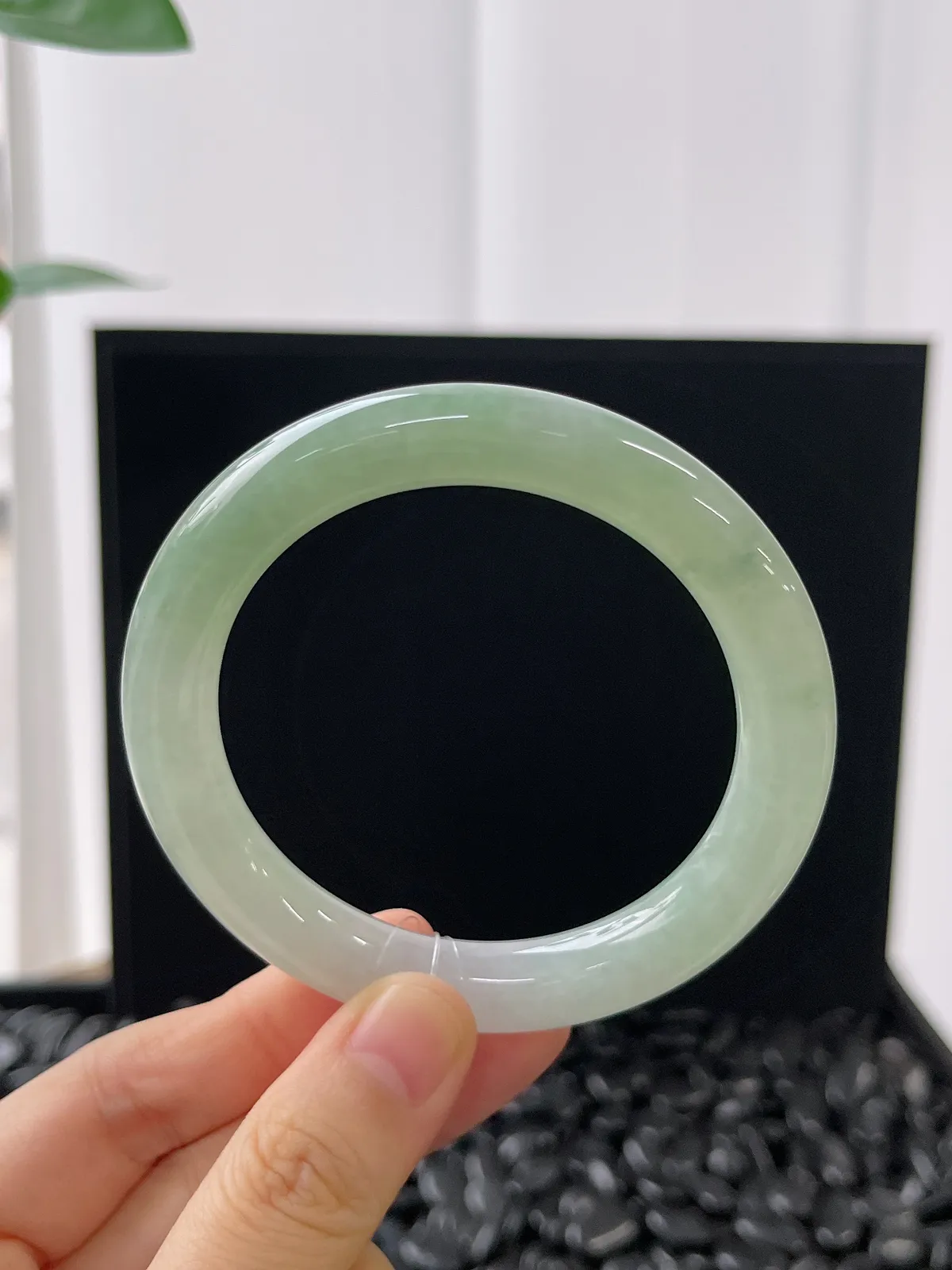 圆镯54.1圈口，翡翠冰糯种淡绿色手镯