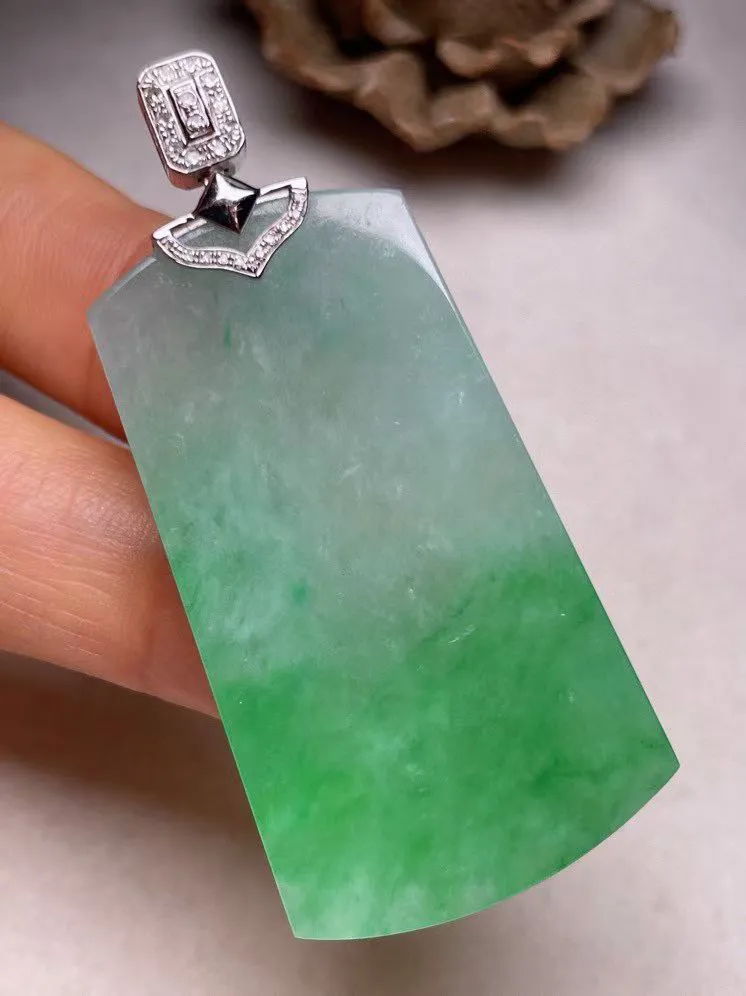 冰糯种飘绿平安无事牌吊坠、真金真钻镶嵌，种水好，玉质细腻 .裸石尺寸 44.0*25.0