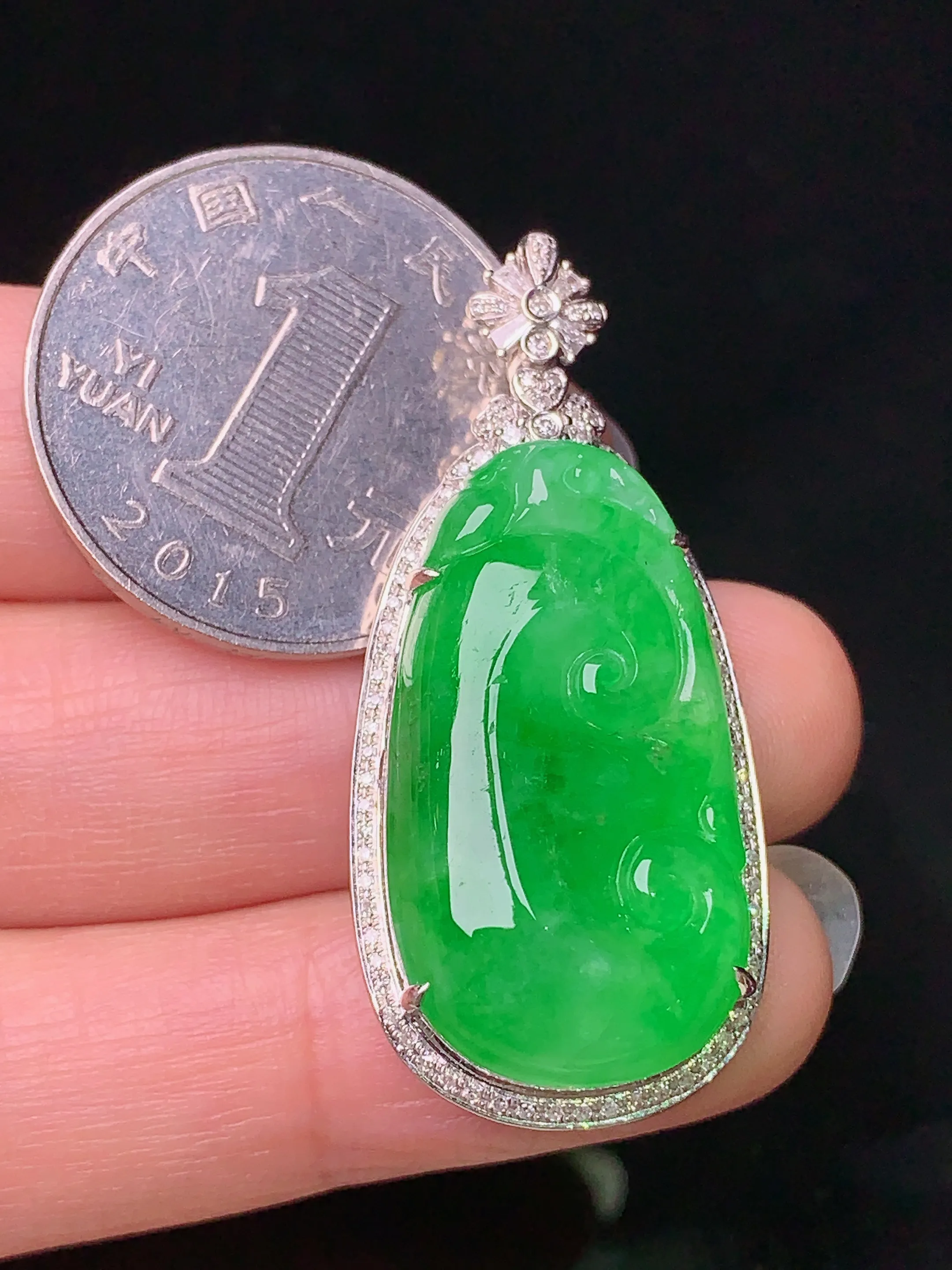 18k金钻镶嵌翠绿如意吊坠 玉质细腻 色泽清新艳丽 整体尺寸40.8*18.7*9.2