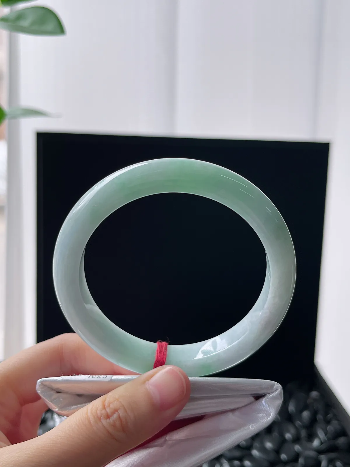 正圈57圈口，翡翠糯化种淡绿色手镯