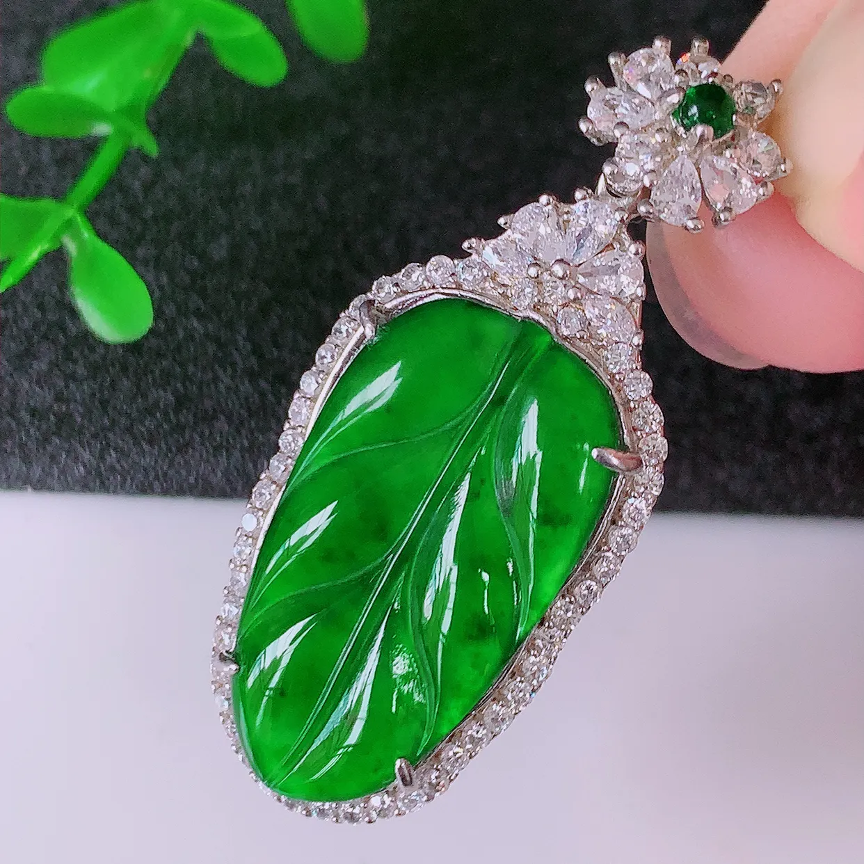 冰透满绿翡翠925银镶嵌叶子吊坠，自然光实拍，翠色灵动，颜色漂亮，种老水足，品相佳，佩戴佳品！#97