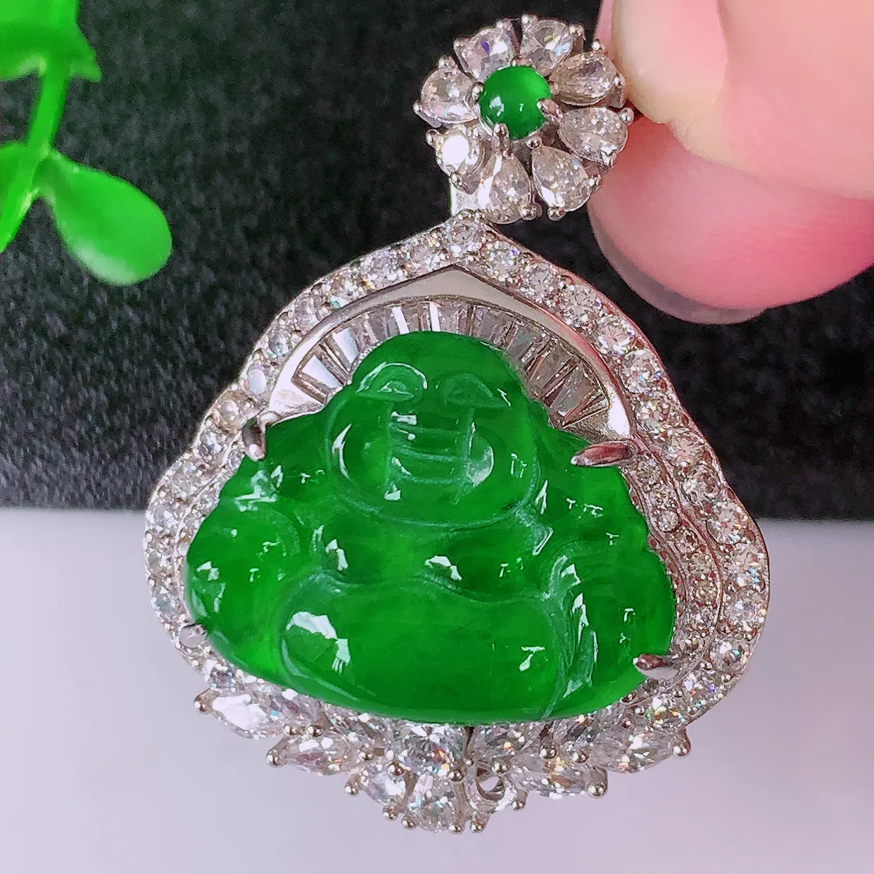 冰透满绿翡翠925银镶嵌佛公吊坠，自然光实拍，翠色灵动，颜色漂亮，种老水足，品相佳，佩戴佳品！#97