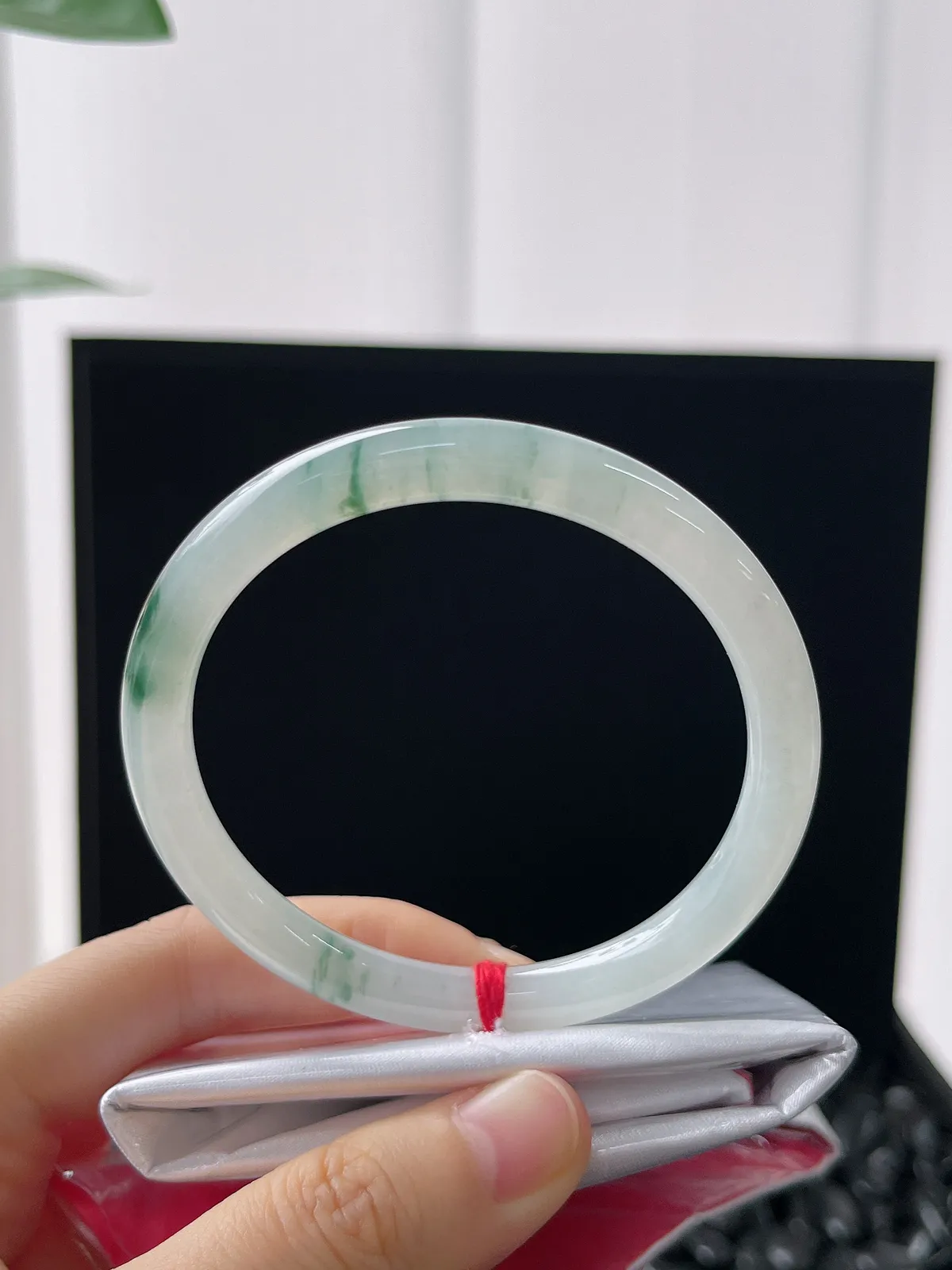 圆镯54.8圈口，翡翠冰糯种飘绿手镯