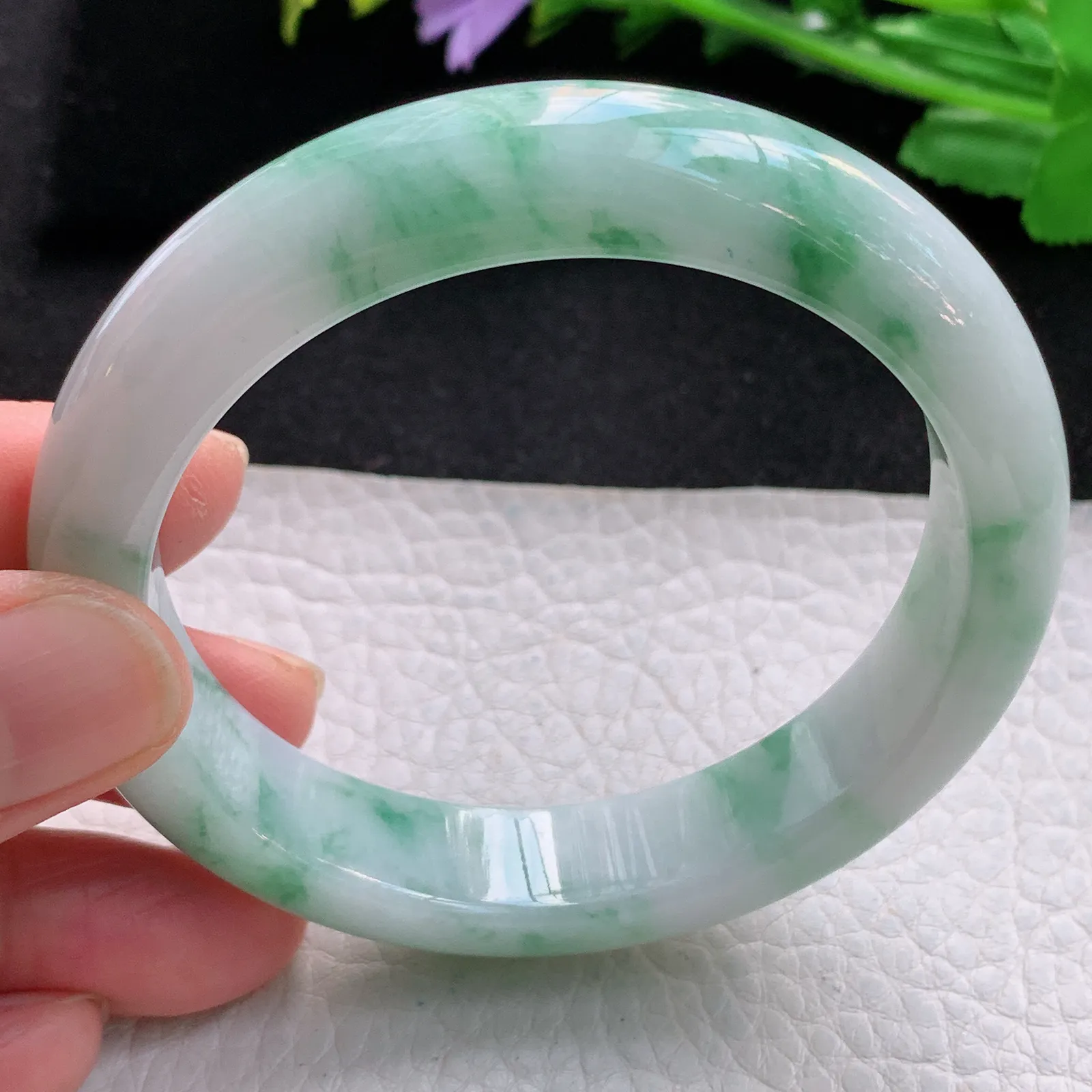 xc自然光57*12.8*8.5平安镯 缅甸翡翠a货精美飘绿花宽边玉手镯 玉手环