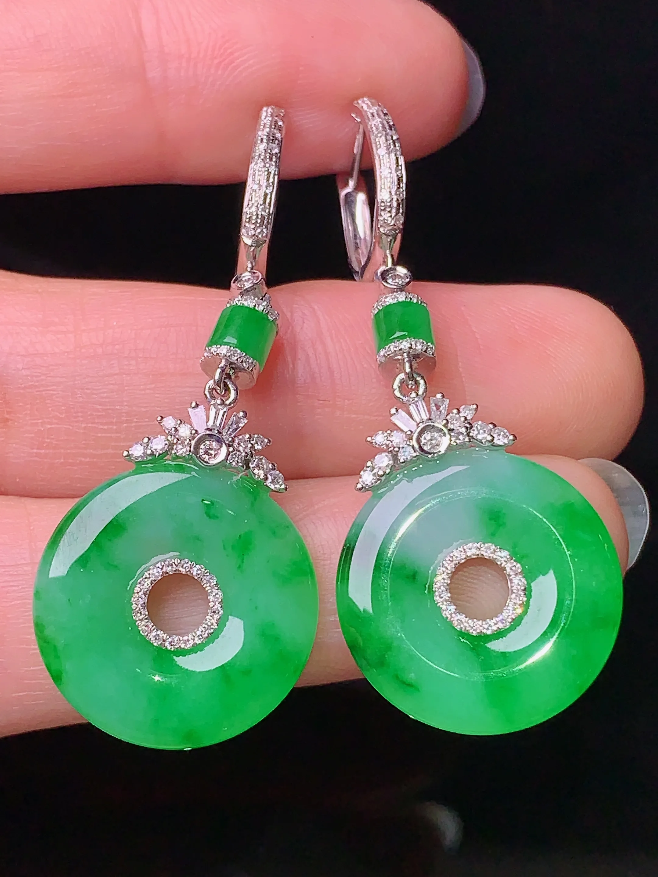 18k金钻镶嵌翠绿平安扣吊坠 玉质细腻 色泽清新艳丽 整体尺寸46.3*17.3*3