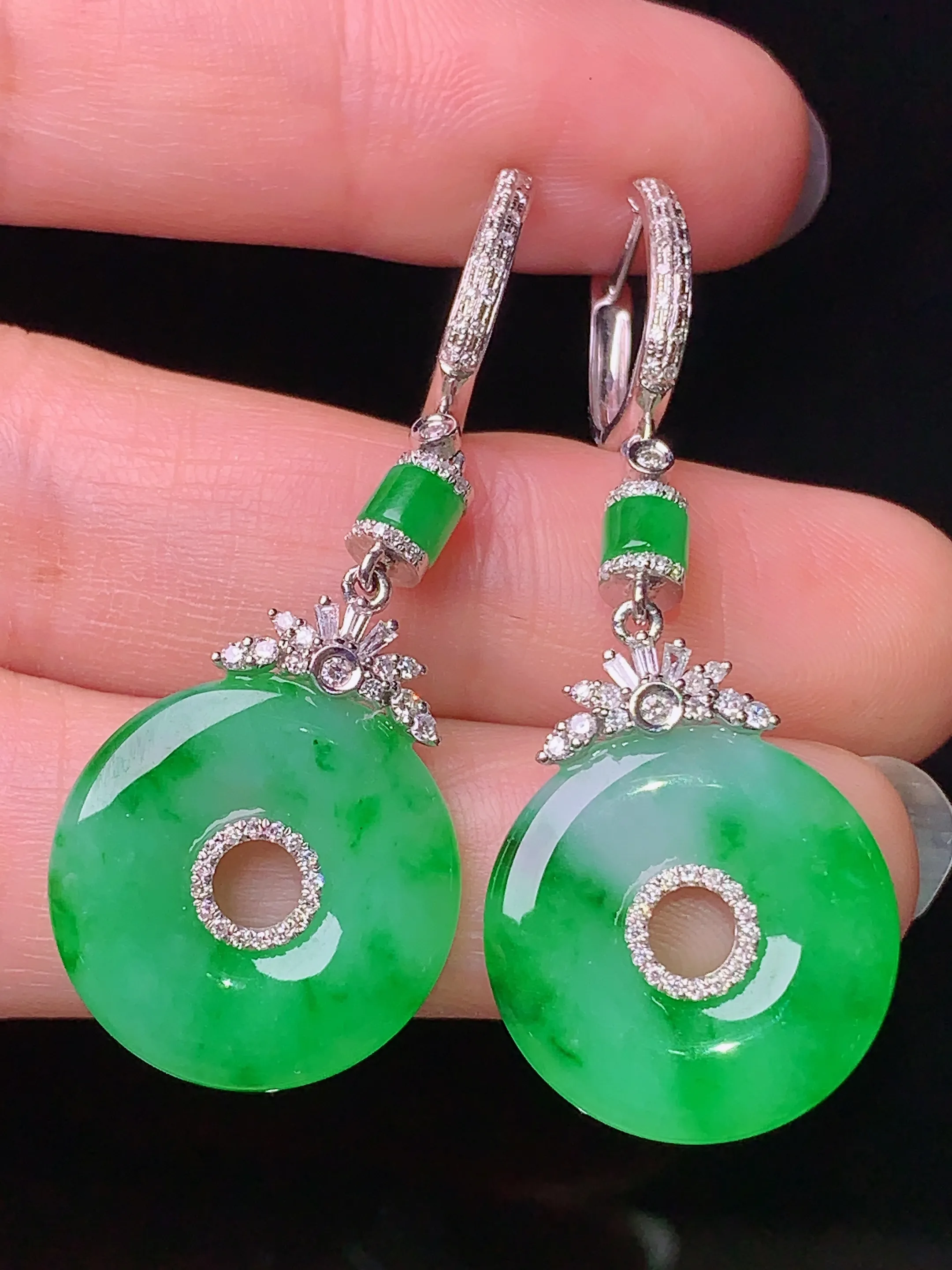 18k金钻镶嵌翠绿平安扣吊坠 玉质细腻 色泽清新艳丽 整体尺寸46.3*17.3*3