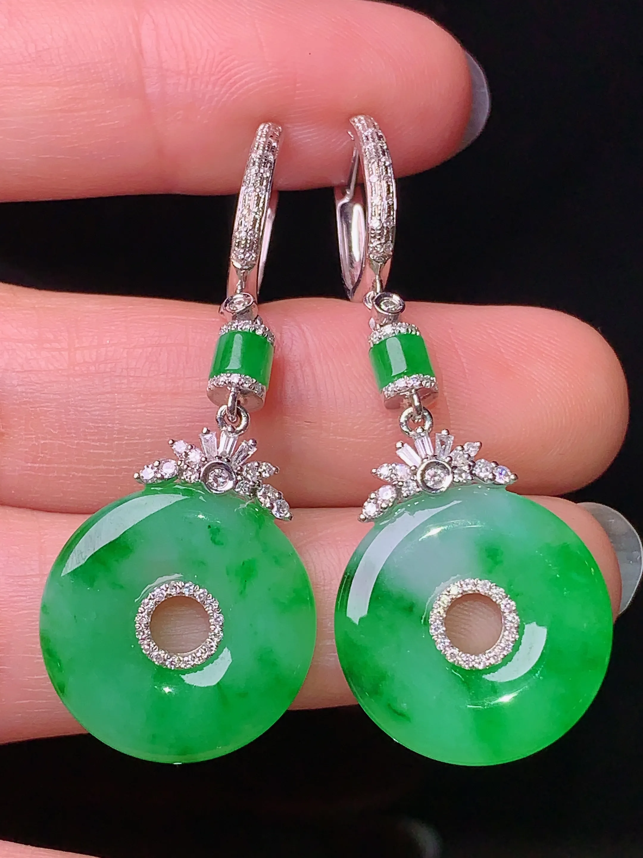 18k金钻镶嵌翠绿平安扣吊坠 玉质细腻 色泽清新艳丽 整体尺寸46.3*17.3*3