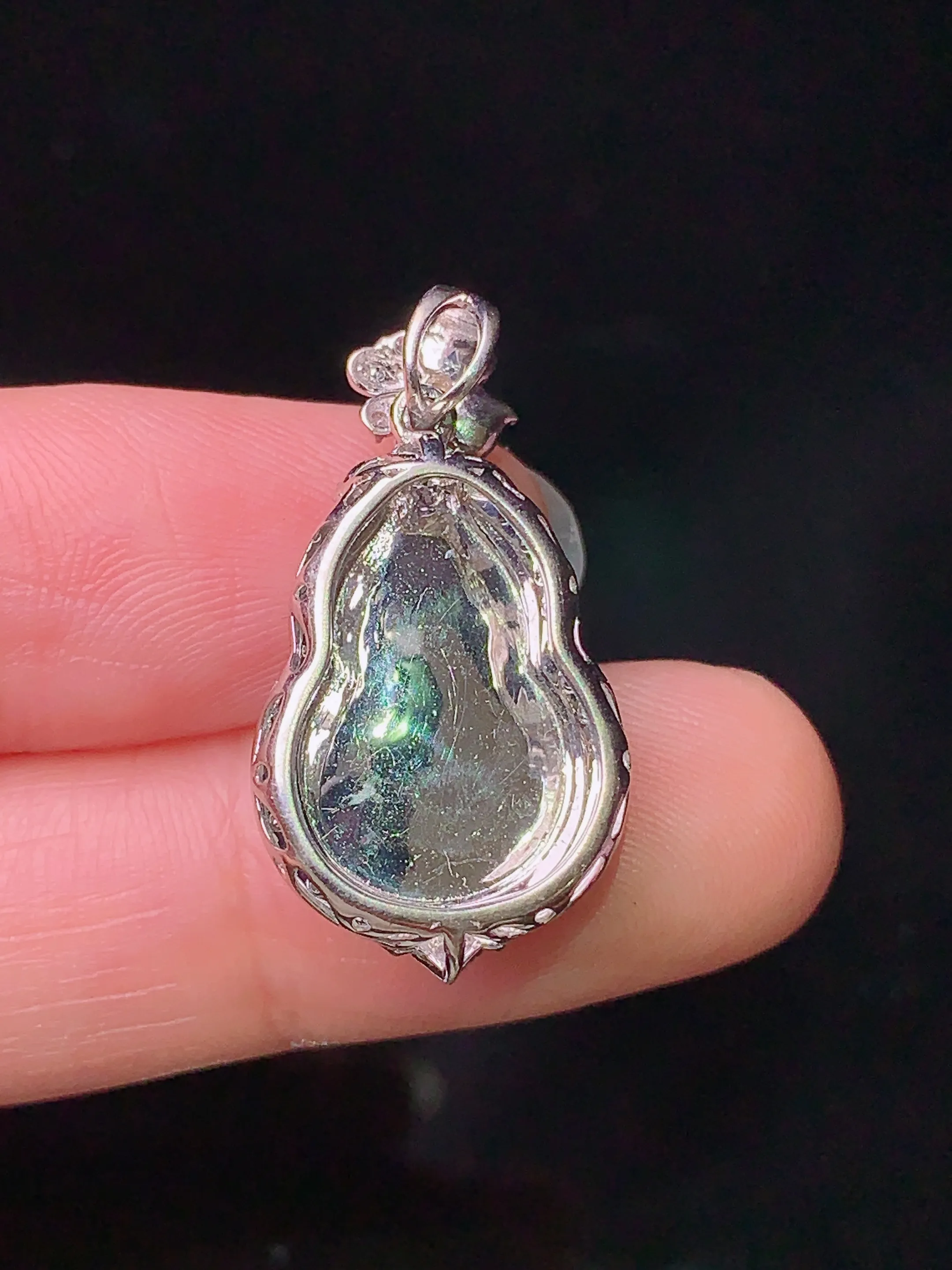 18k金钻镶嵌翠绿葫芦吊坠 玉质细腻 色泽清新艳丽 整体尺寸26.8*14*7.5