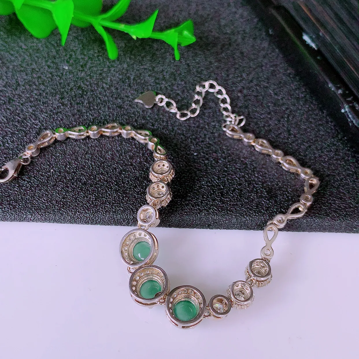 冰透满绿翡翠925银镶嵌手链，自然光实拍，翠色灵动，颜色漂亮，种老水足，品相佳，佩戴佳品！#97.10取一整体8*8*5.6裸石5.2*5.2