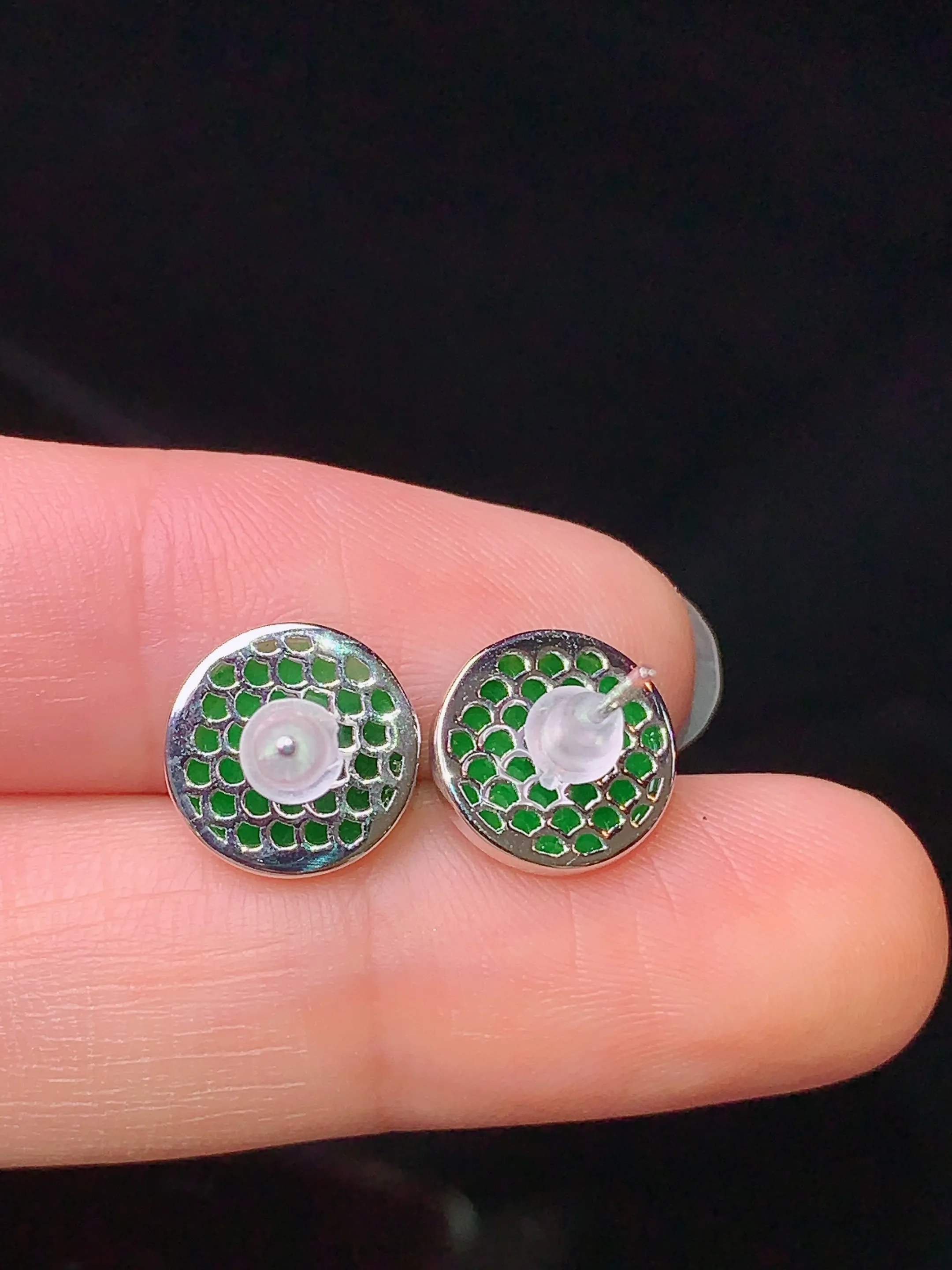 18k金镶嵌翠绿平安扣吊坠 玉质细腻 色泽清新艳丽 整体尺寸10*2