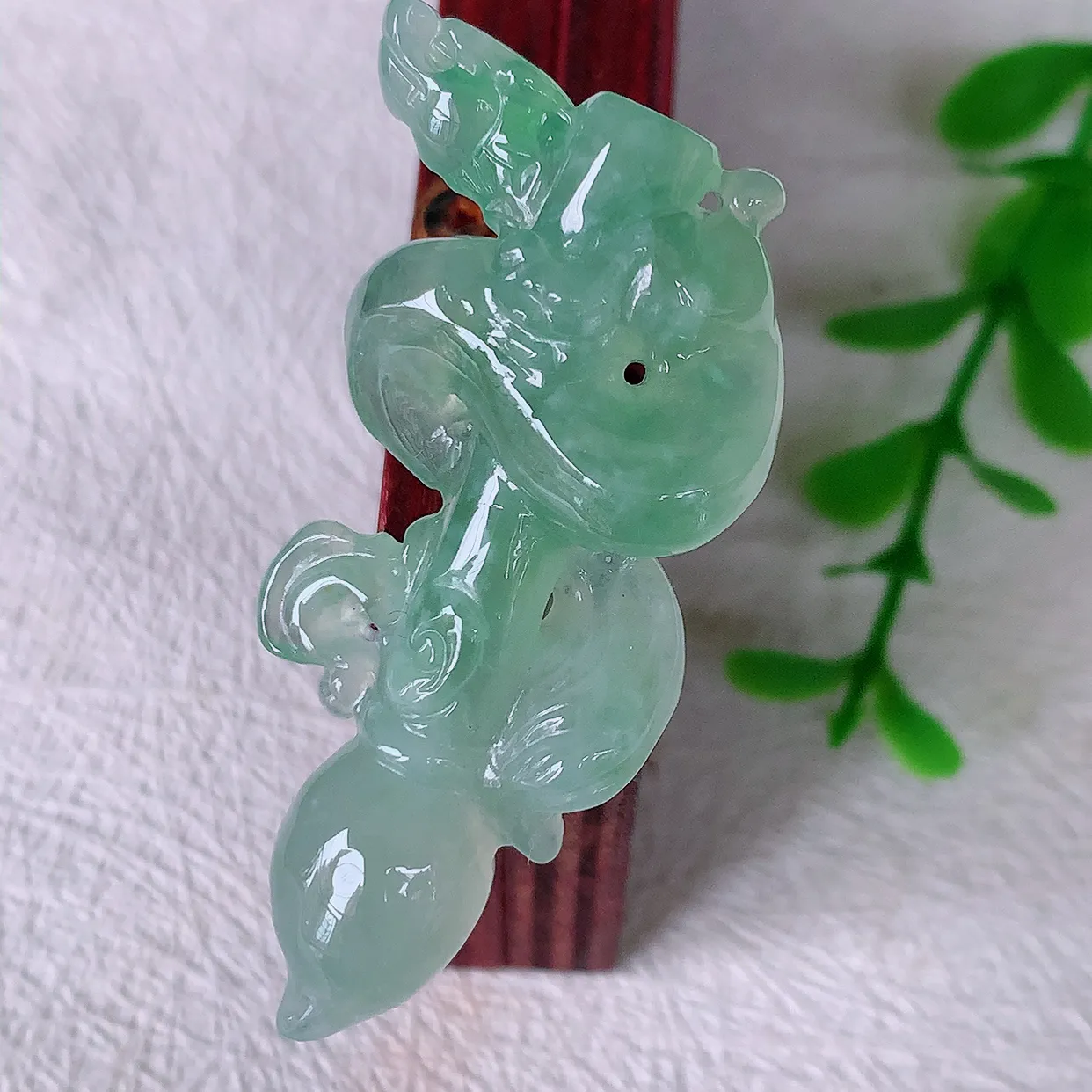 自然光实拍，冰种飘绿翡翠龙腾盛世、龙牌吊坠，种水好，雕工立体精致，佩戴霸气时尚！#01.10