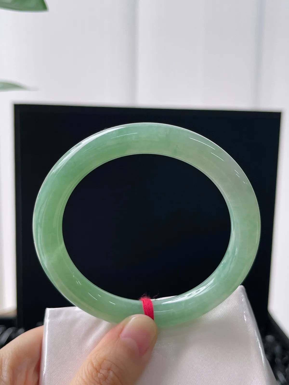 圆镯57圈口，翡翠冰糯种浅绿色手镯