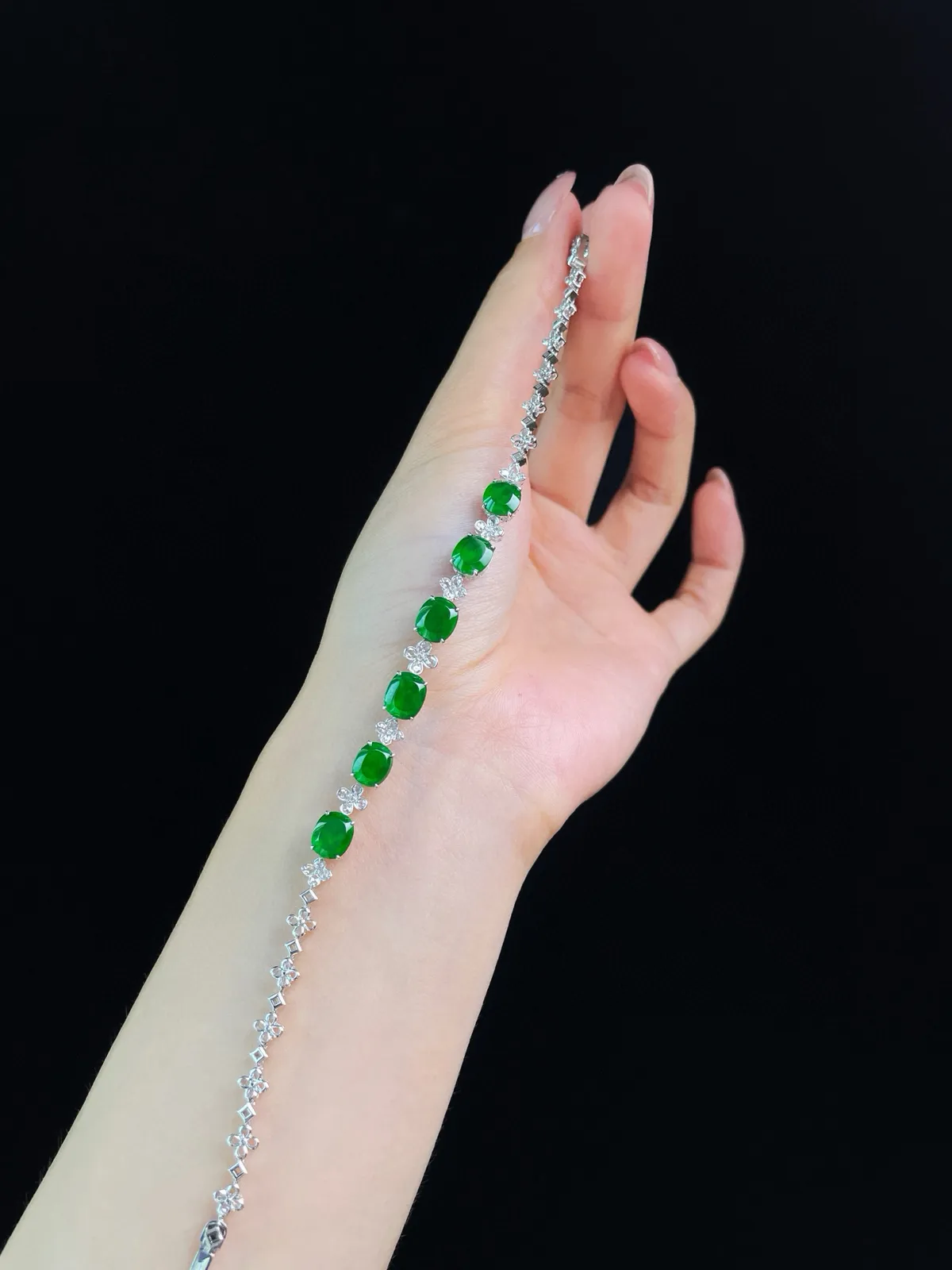 18k镶嵌 辣绿蛋面手链 6颗