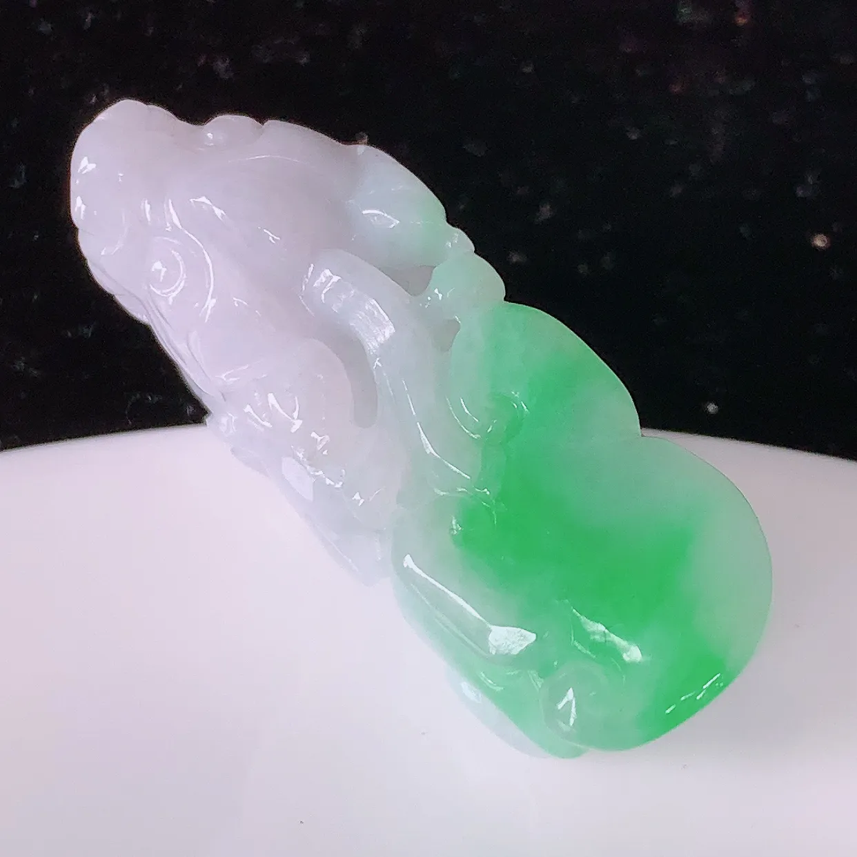 自然光实拍，冰润飘绿招财貔貅吊坠，民间有“一摸貔貅运程旺盛，再摸貔貅财运滚滚，三摸貔貅平步青云 ”的美好祝愿。#81.10