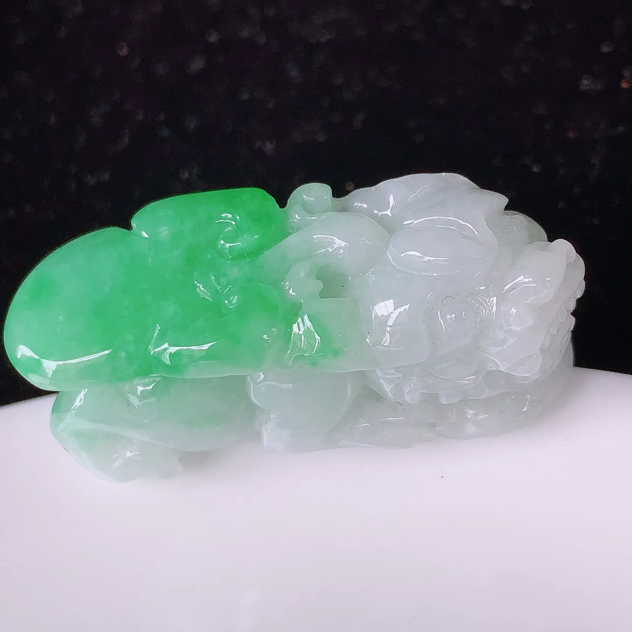 自然光实拍，冰润飘绿招财貔貅吊坠， 民间有“一摸貔貅运程旺盛，再摸貔貅财运滚滚，三摸貔貅平步青云 ”的美好祝愿。#81.10