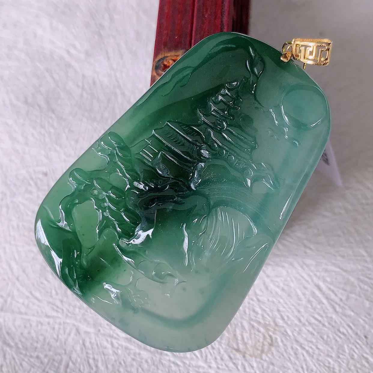 自然光实拍，18K金镶嵌冰种飘花翡翠山水牌吊坠，立体生动形象，山水素材布局合理，意境感佳，佩戴上身效果更高贵 #35.10整体59裸石52*36.5*4.5
