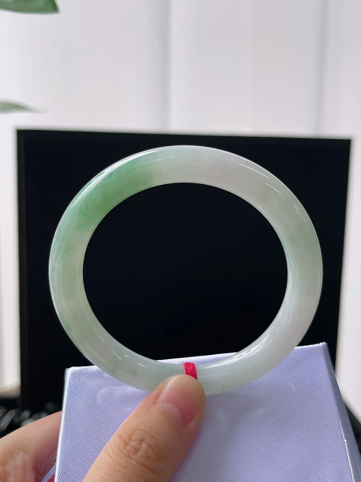 圆镯54圈口，翡翠冰糯种飘绿手镯