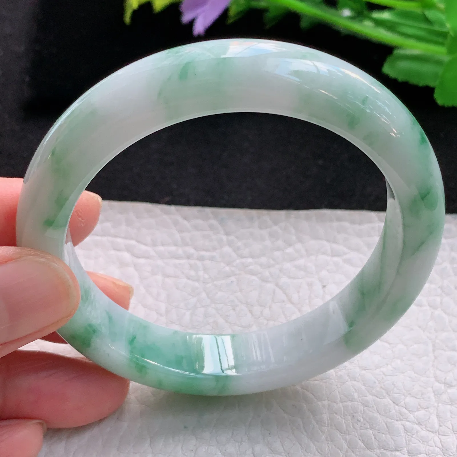 xc自然光57*12.8*8.5平安镯 缅甸翡翠a货精美飘绿花宽边玉手镯 玉手环