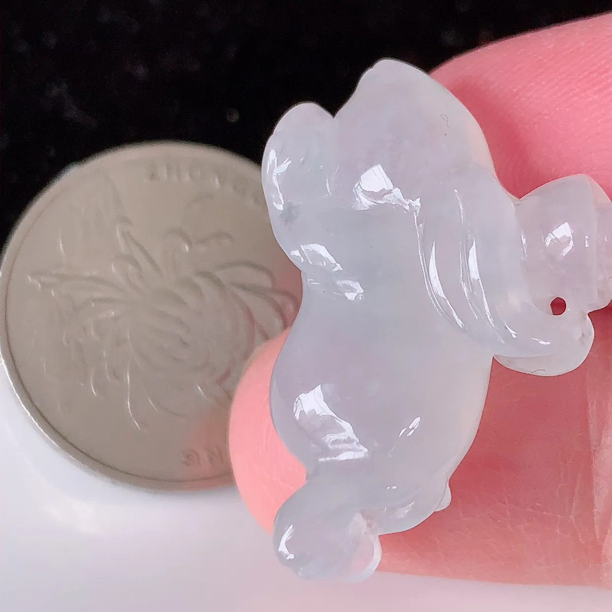 自然光实拍，冰种翡翠生肖玉兔吊坠，翠色灵动，种老水足，寓意好，品相佳，佩戴佳品！#81.10