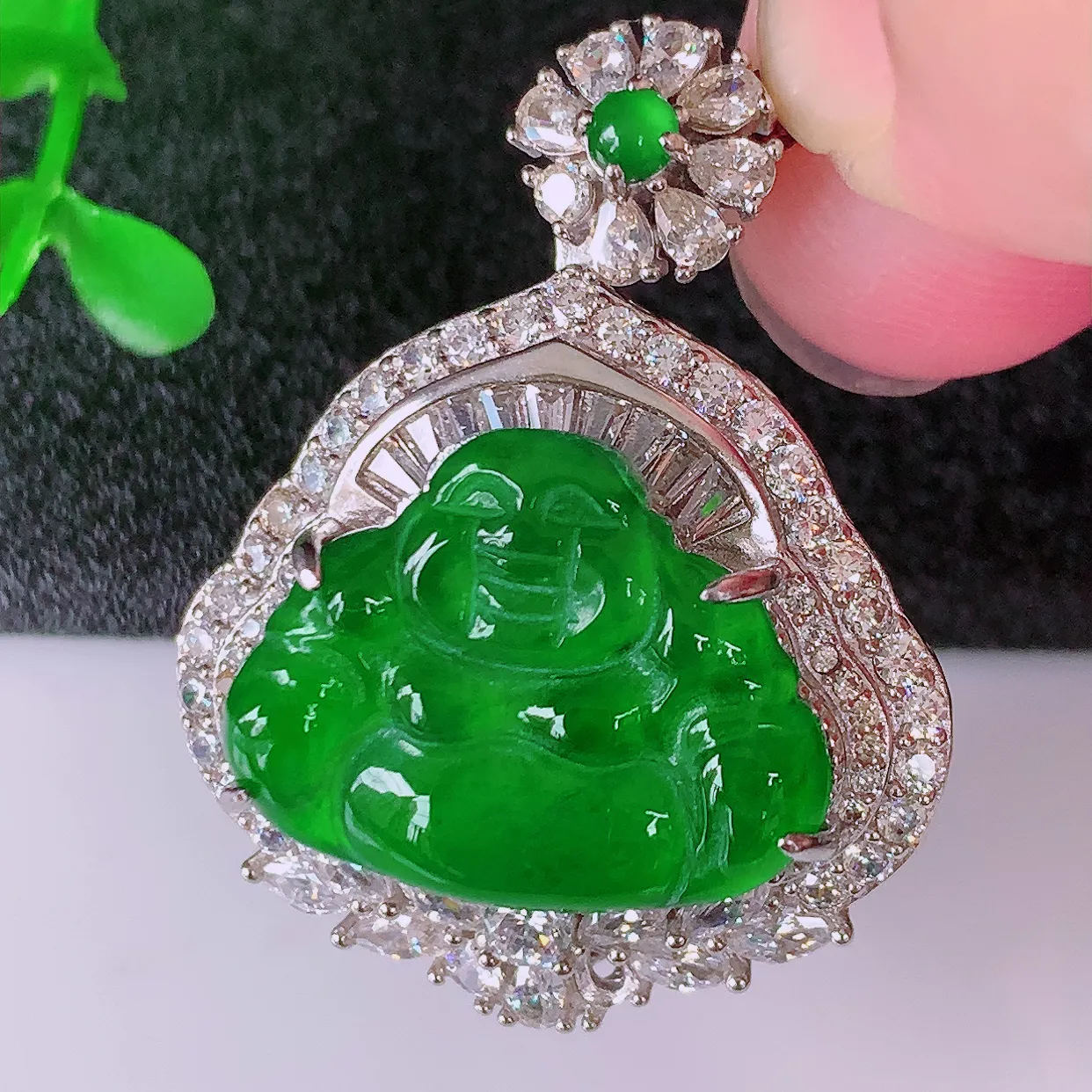 冰透满绿翡翠925银镶嵌佛公吊坠，自然光实拍，翠色灵动，颜色漂亮，种老水足，品相佳，佩戴佳品！#97