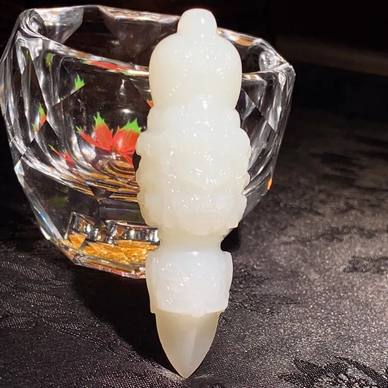 新疆和田玉羊脂白不动明王降魔杵挂件。尺寸66/20/20重30克。白度一级。无裂无杂无结构。玉质细腻油润。手推出油。佩戴高端典雅。lt251111