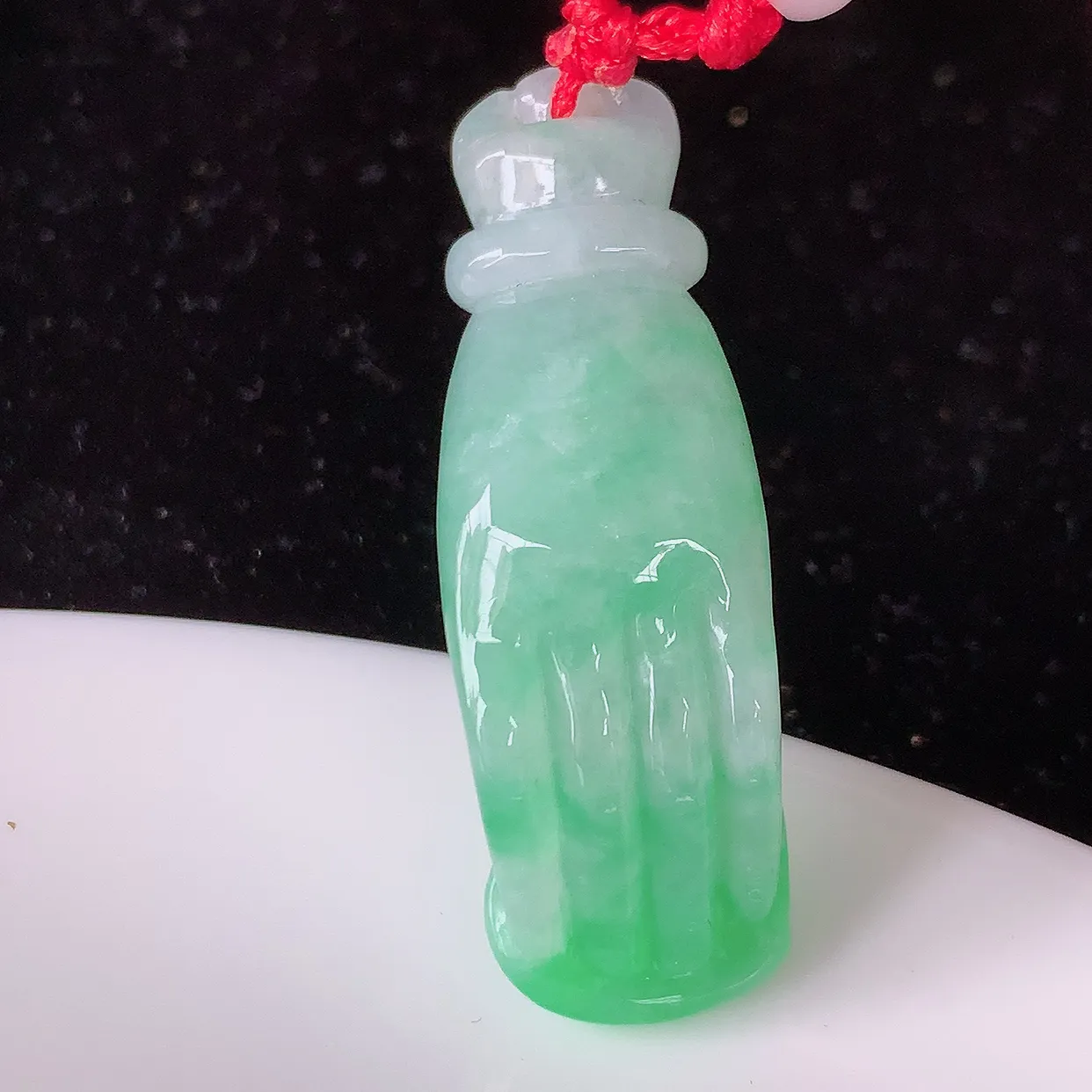 自然光实拍，冰润飘绿翡翠掌上明珠吊坠，翠色灵动，种老水足，寓意好，品相佳，佩戴佳品！#46.10