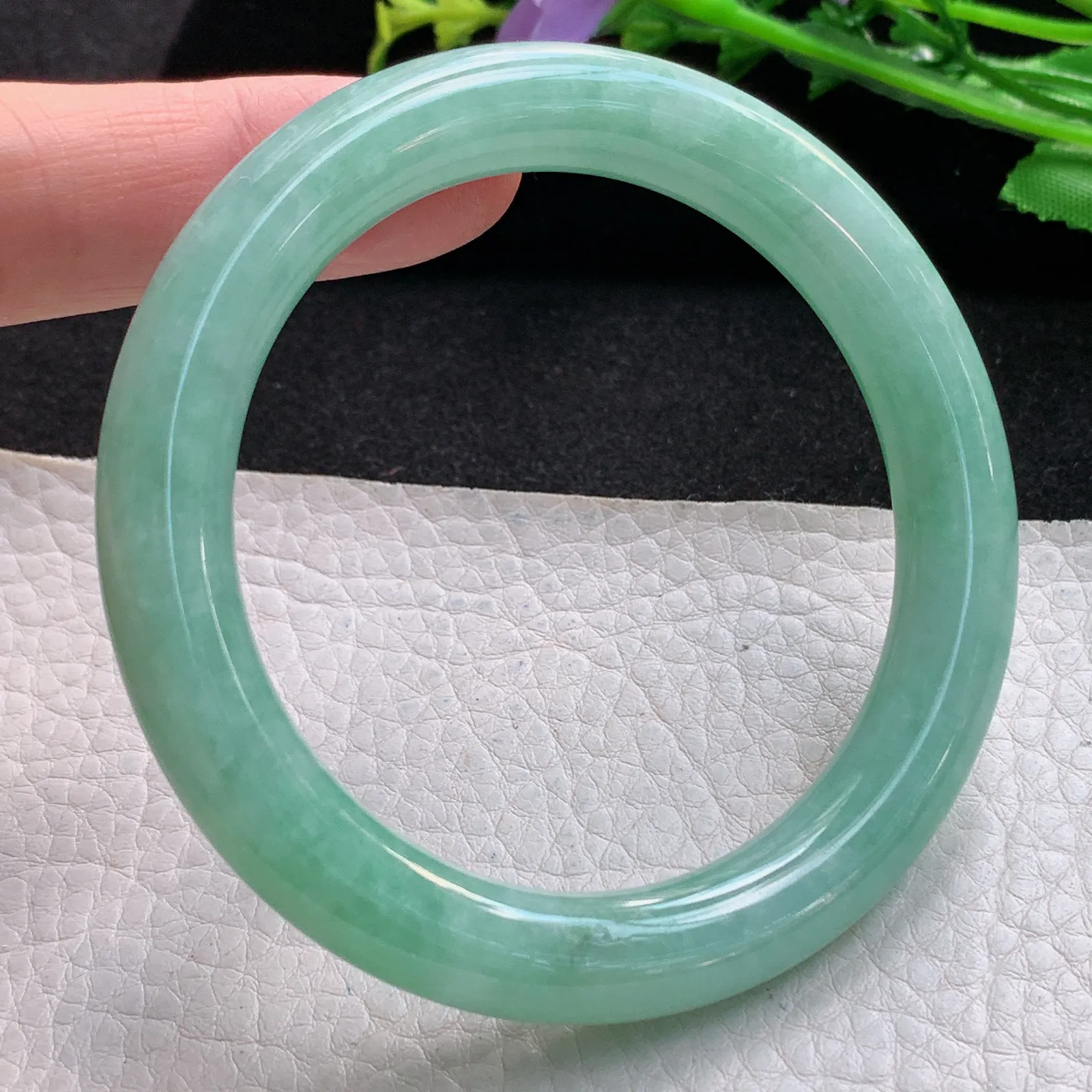 n自然光56*9.6*9.8美人镯 缅甸翡翠a货精美满绿圆条玉手镯 玉手环