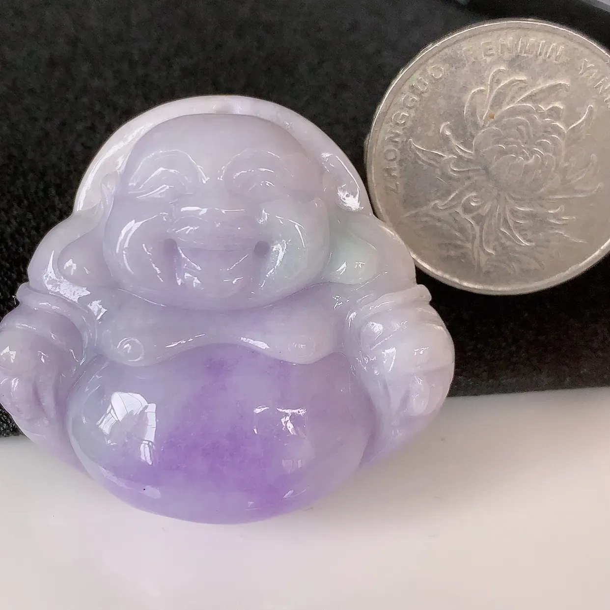 自然光实拍，大件厚装紫罗兰翡翠佛公吊坠，玉笑佛，饱满，开脸喜庆，配戴优雅迷人！#46.10