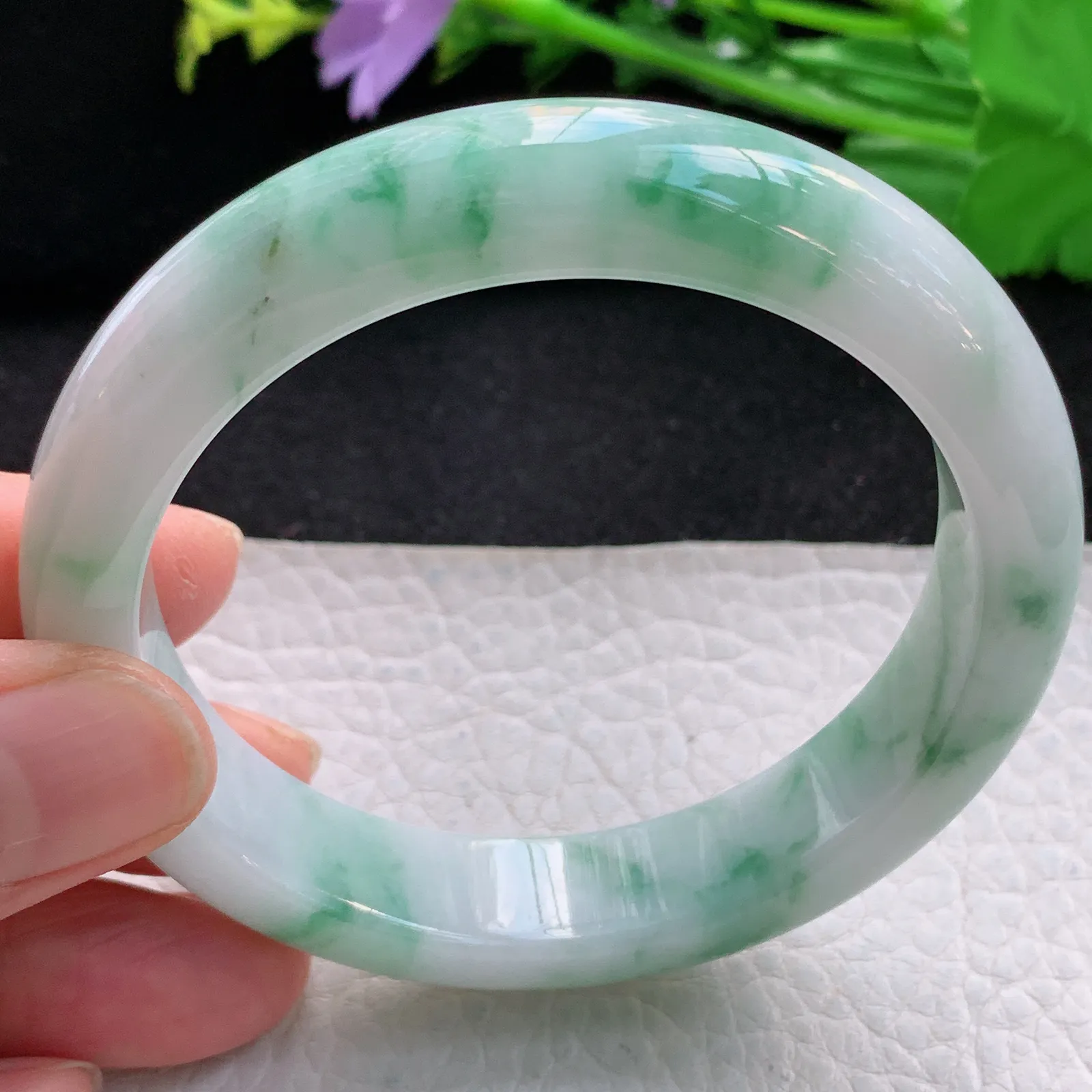 xc自然光57*12.8*8.5平安镯 缅甸翡翠a货精美飘绿花宽边玉手镯 玉手环