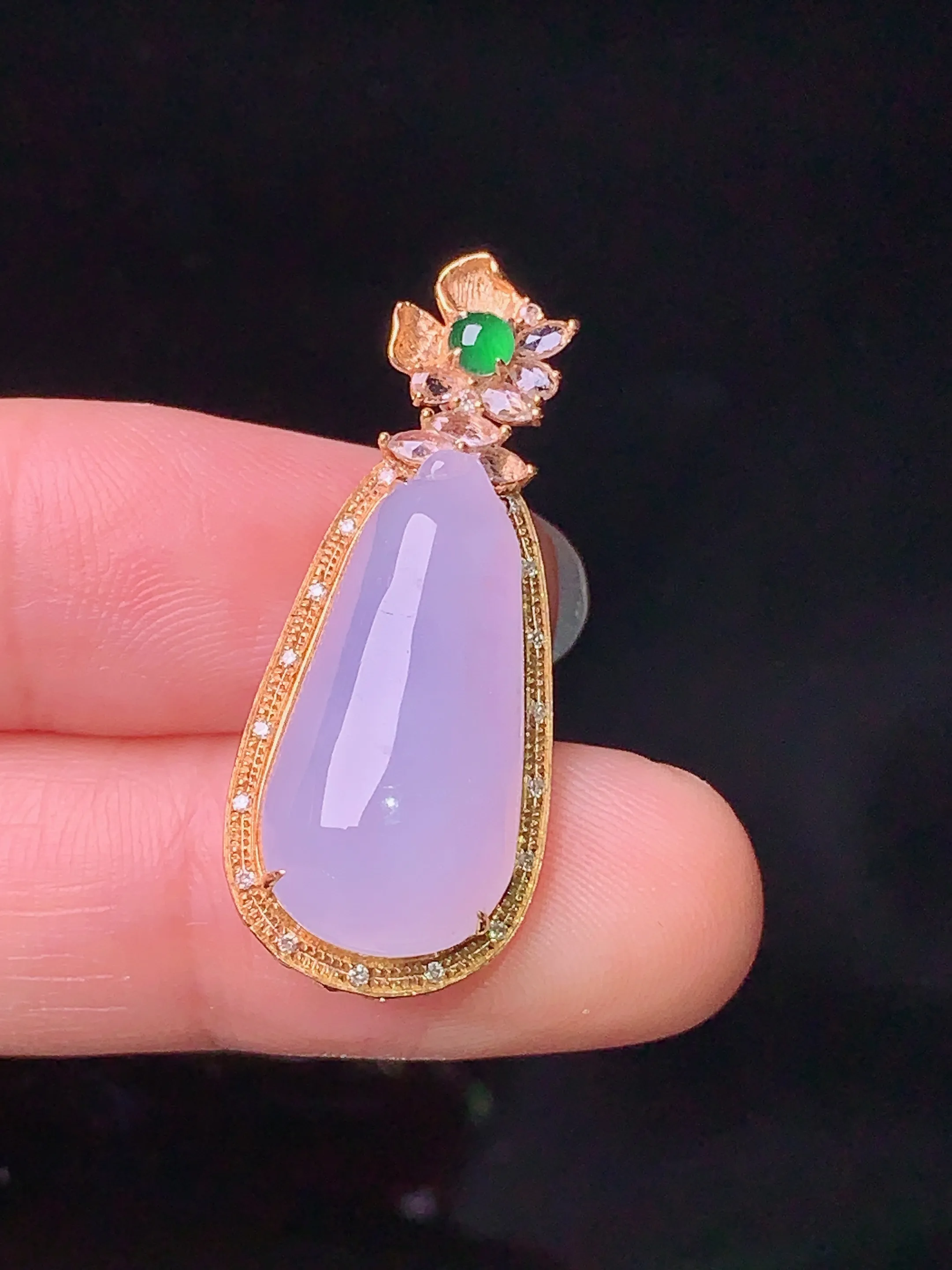 18k金钻镶嵌紫罗兰福瓜吊坠 玉质细腻 色泽清新艳丽 整体尺寸31.7*13.2*8.2