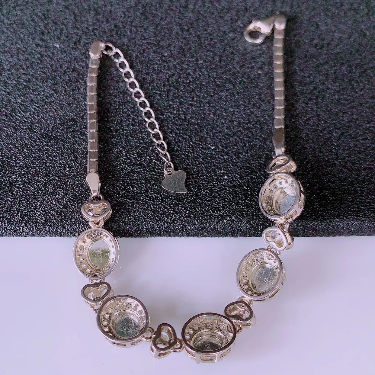 冰透满绿翡翠925银镶嵌手链，自然光实拍，翠色灵动，颜色漂亮，种老水足，品相佳，佩戴佳品！#97.10取一整体9*8*5.5裸石5.5*5.5