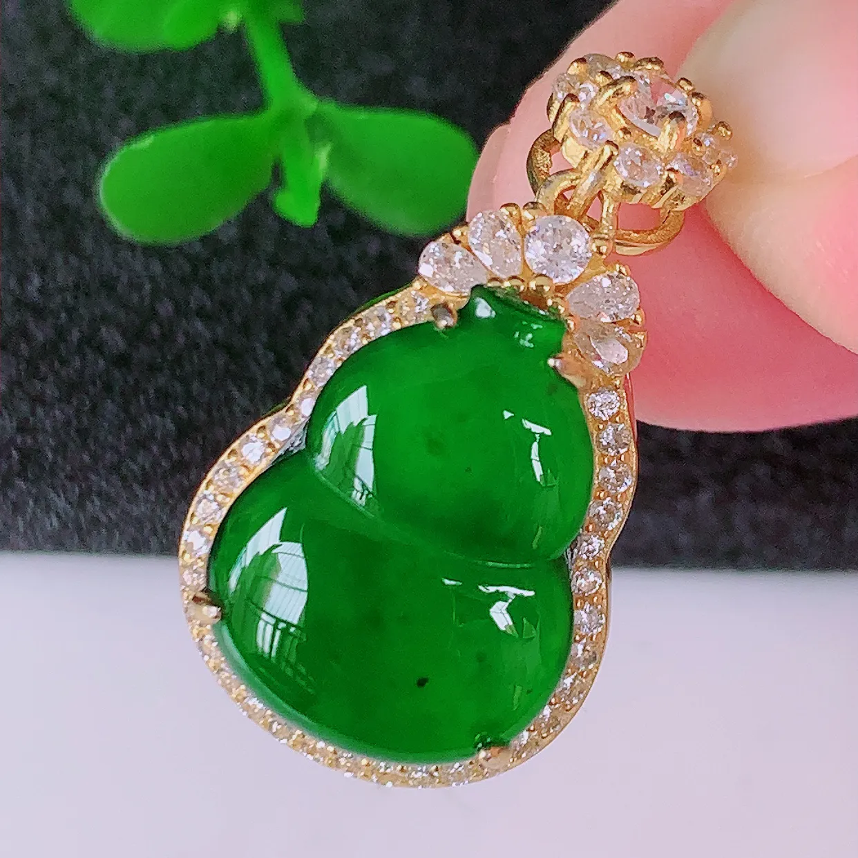 冰透满绿翡翠925银镶嵌葫芦吊坠，自然光实拍，翠色灵动，颜色漂亮，种老水足，品相佳，佩戴佳品！#97.10整体27*14.5*10裸石16-12